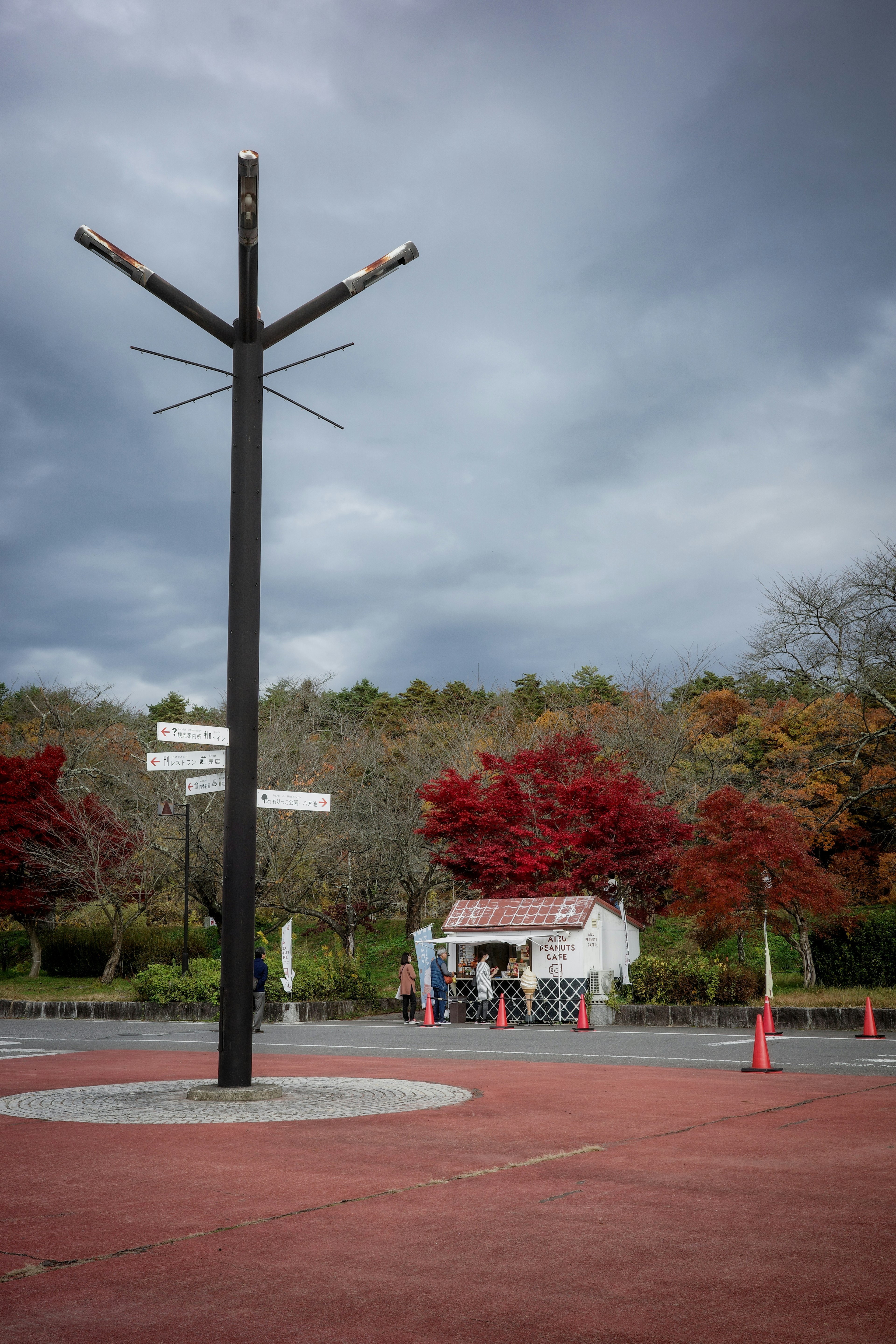 黒い標識の柱と秋の紅葉が美しい風景