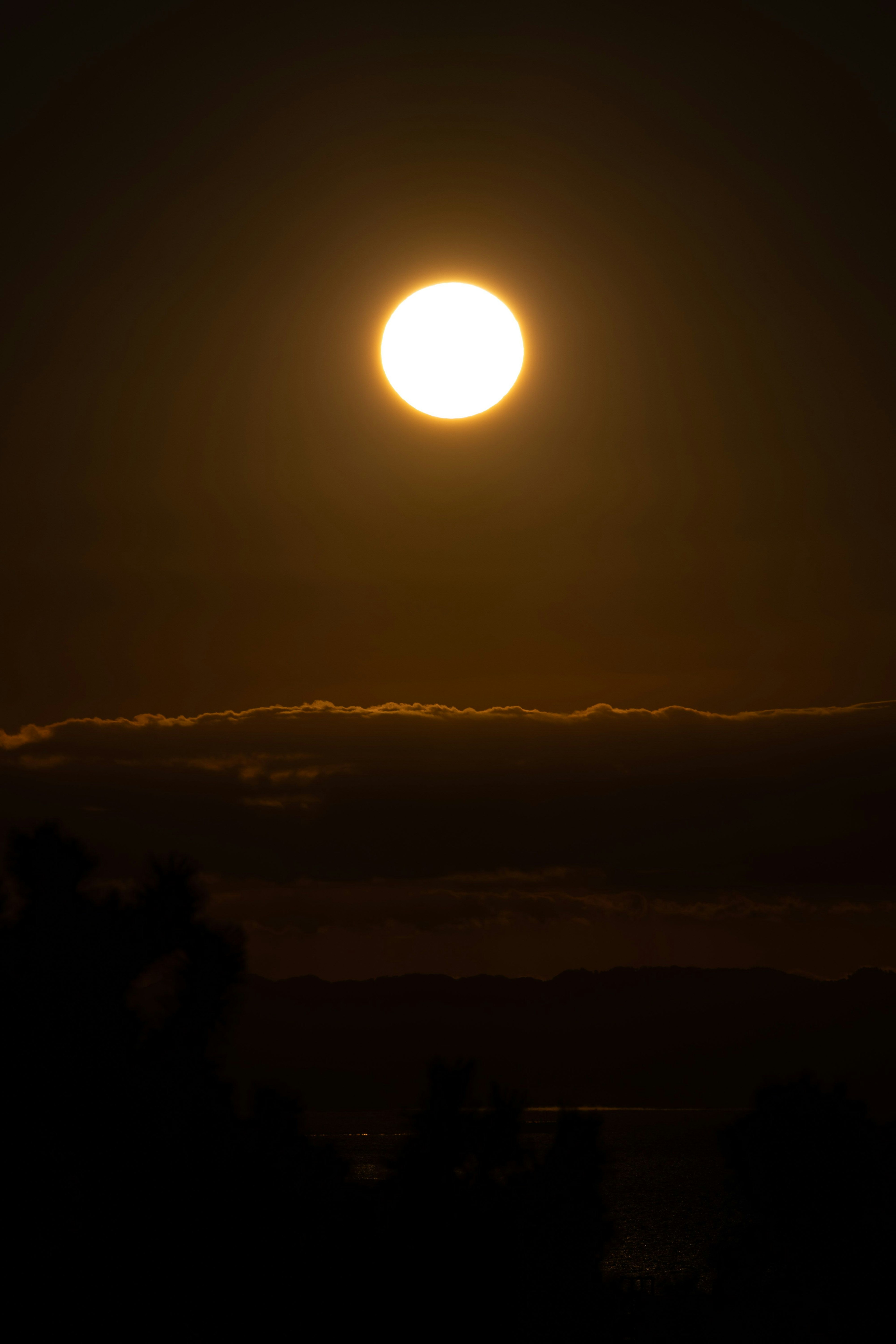 夕日が雲の上に輝く美しい風景