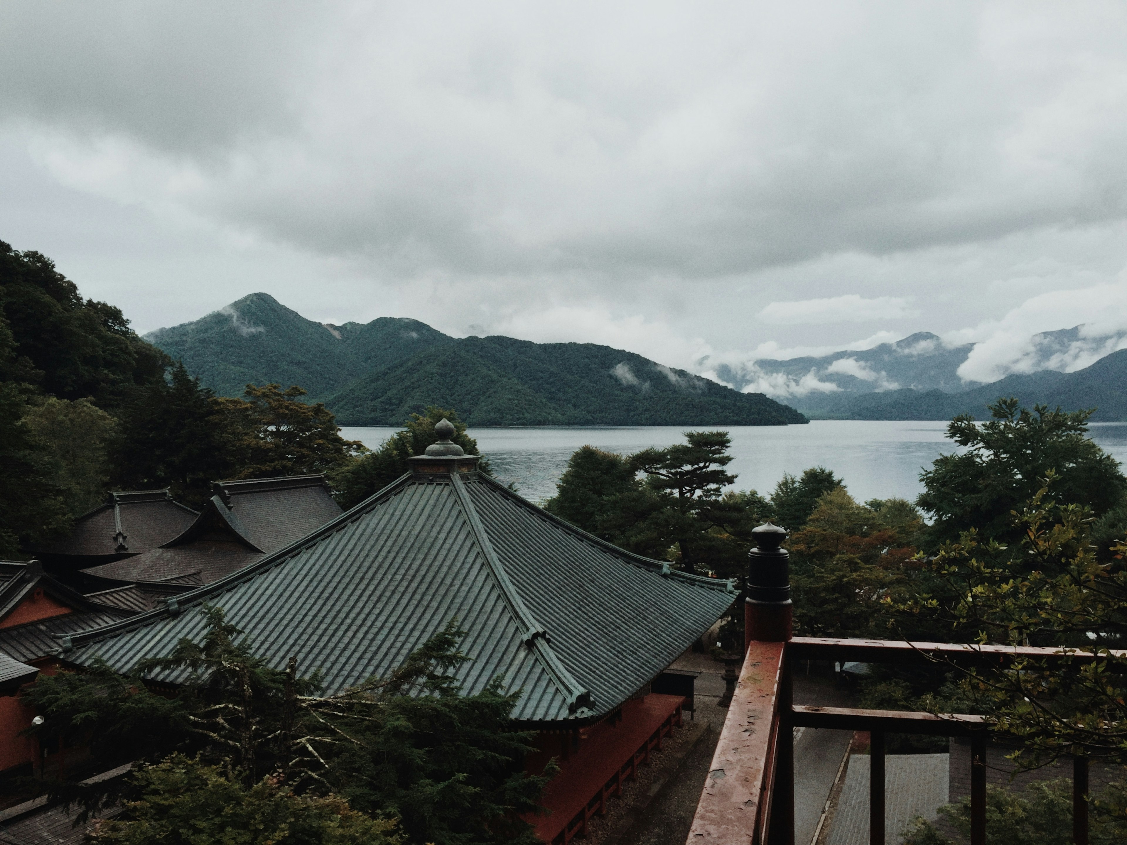 산과 호수가 배경인 사원의 고요한 경치