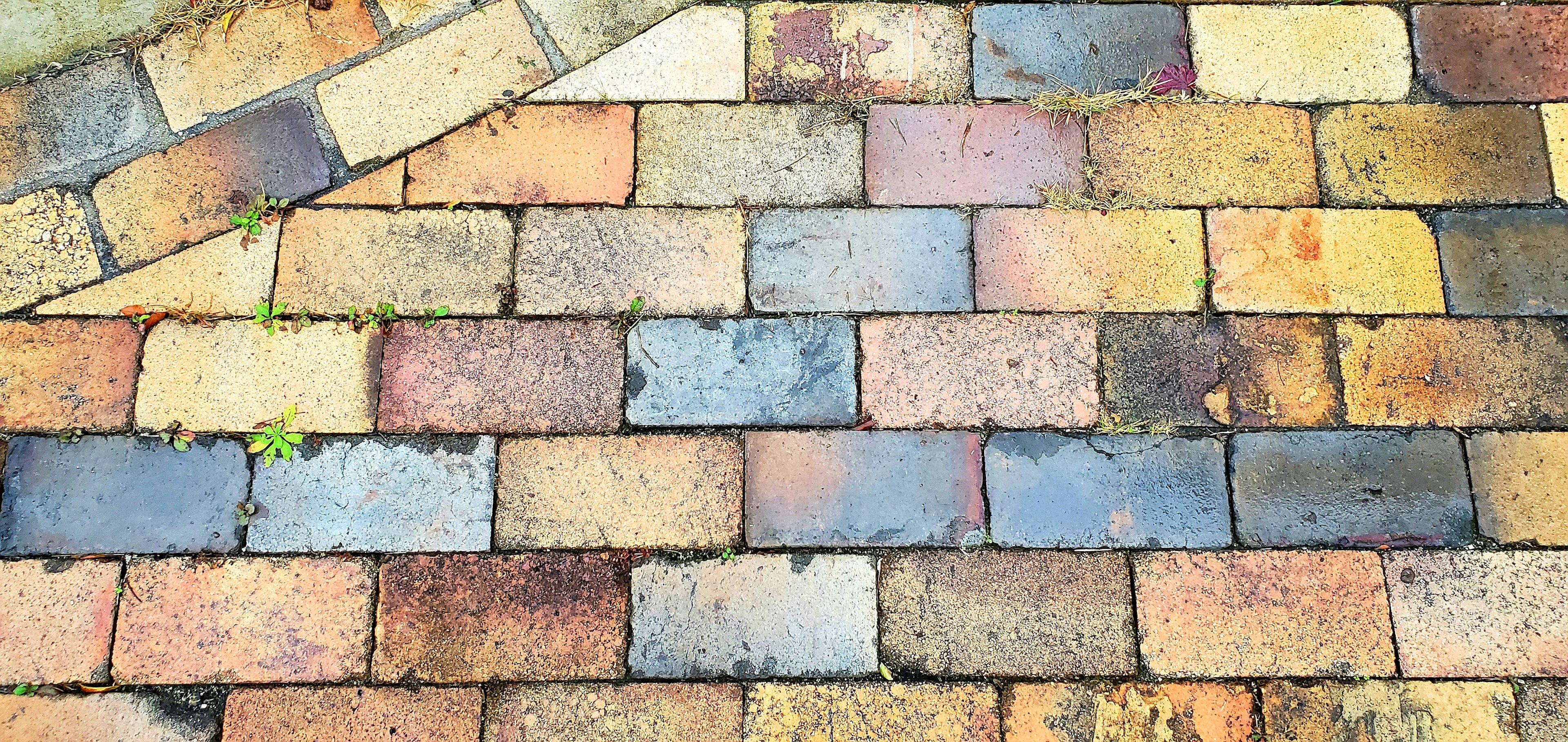 Buntes Ziegelmuster auf einer gepflasterten Oberfläche