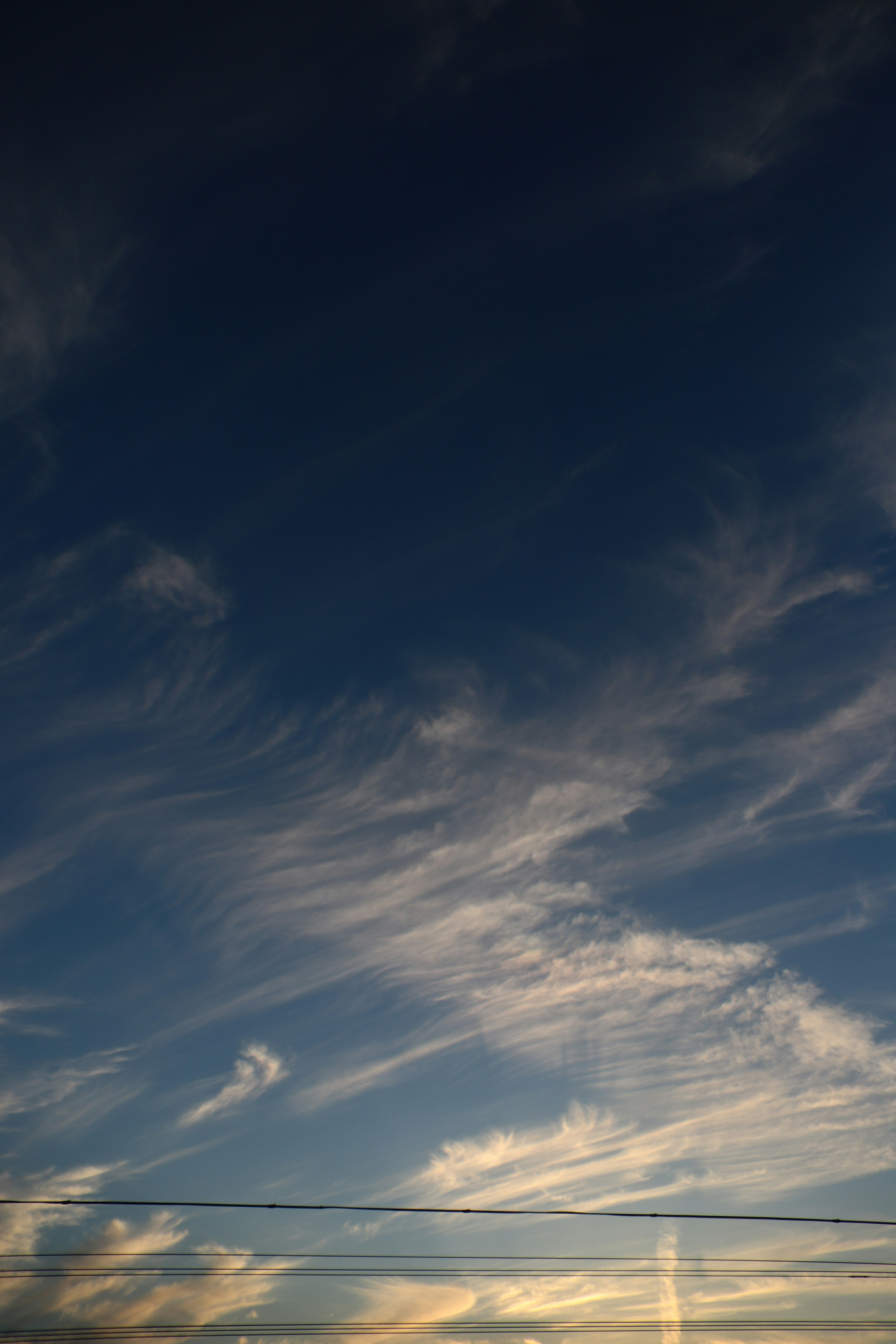 Cielo blu con modelli di nuvole vorticosi