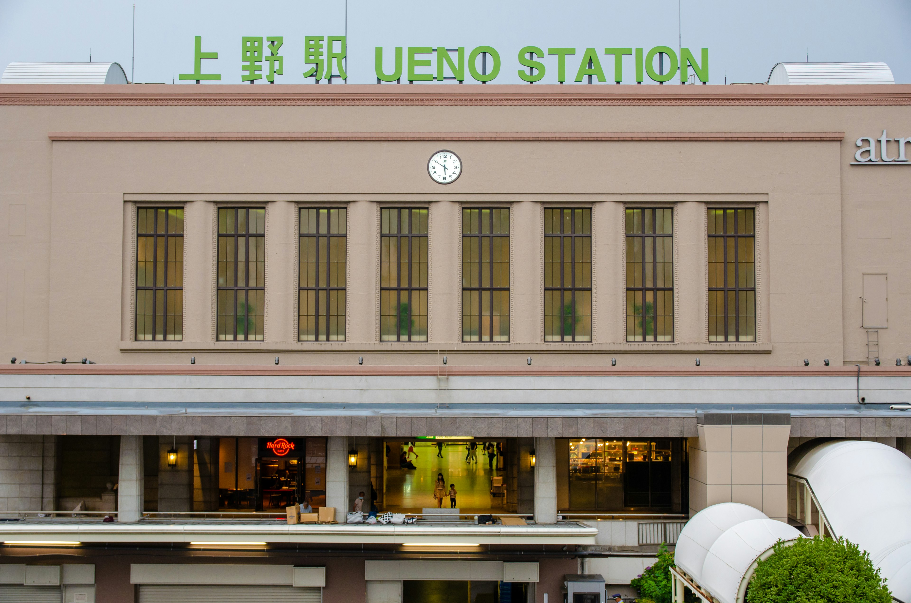 Edificio de la estación de Ueno con letrero verde distintivo