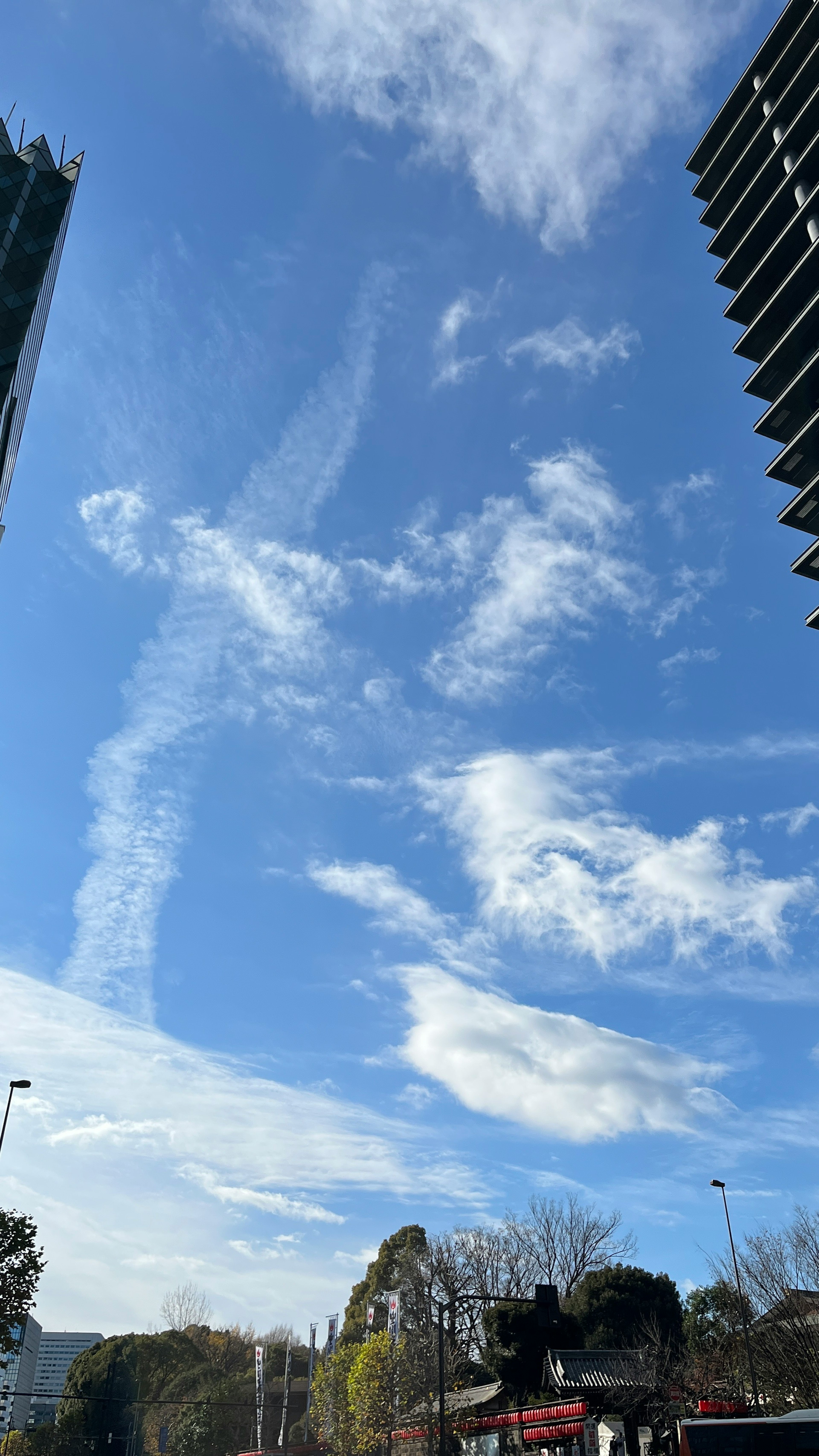 Landschaft mit blauem Himmel und weißen Wolken hohe Gebäude an den Seiten