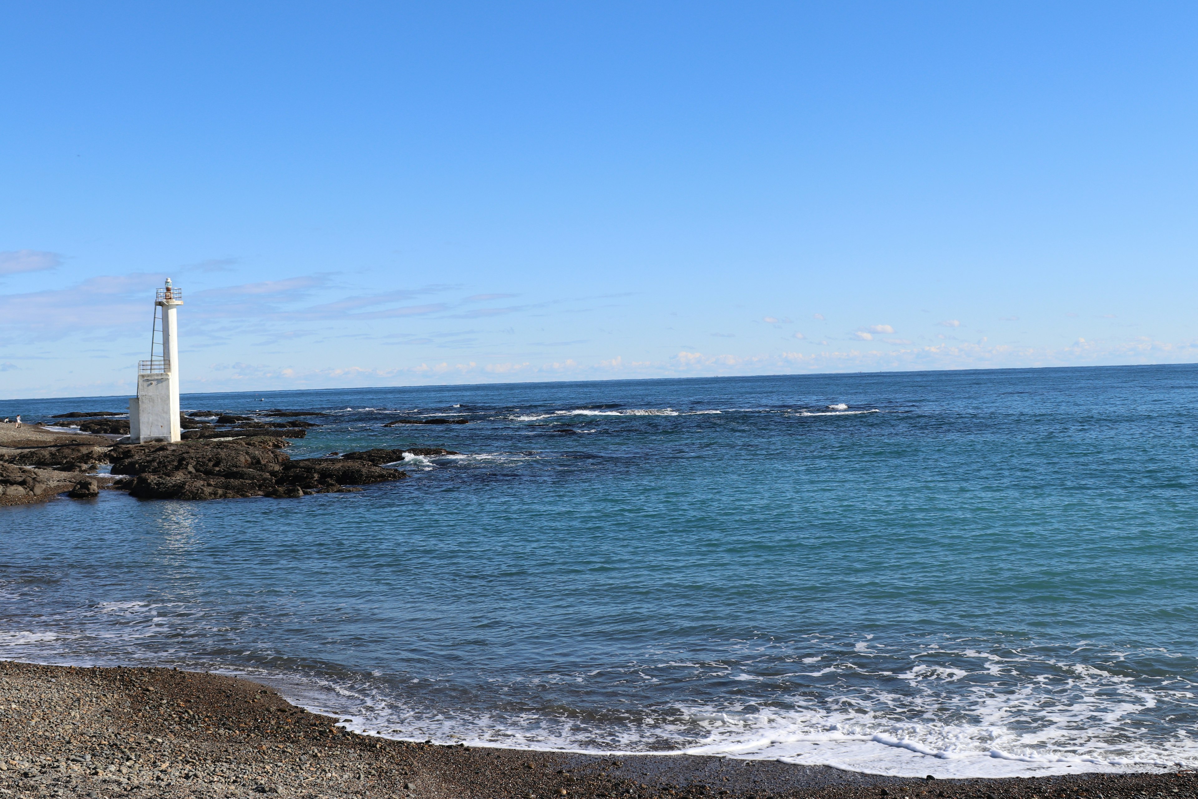 Phare côtier avec océan bleu clair