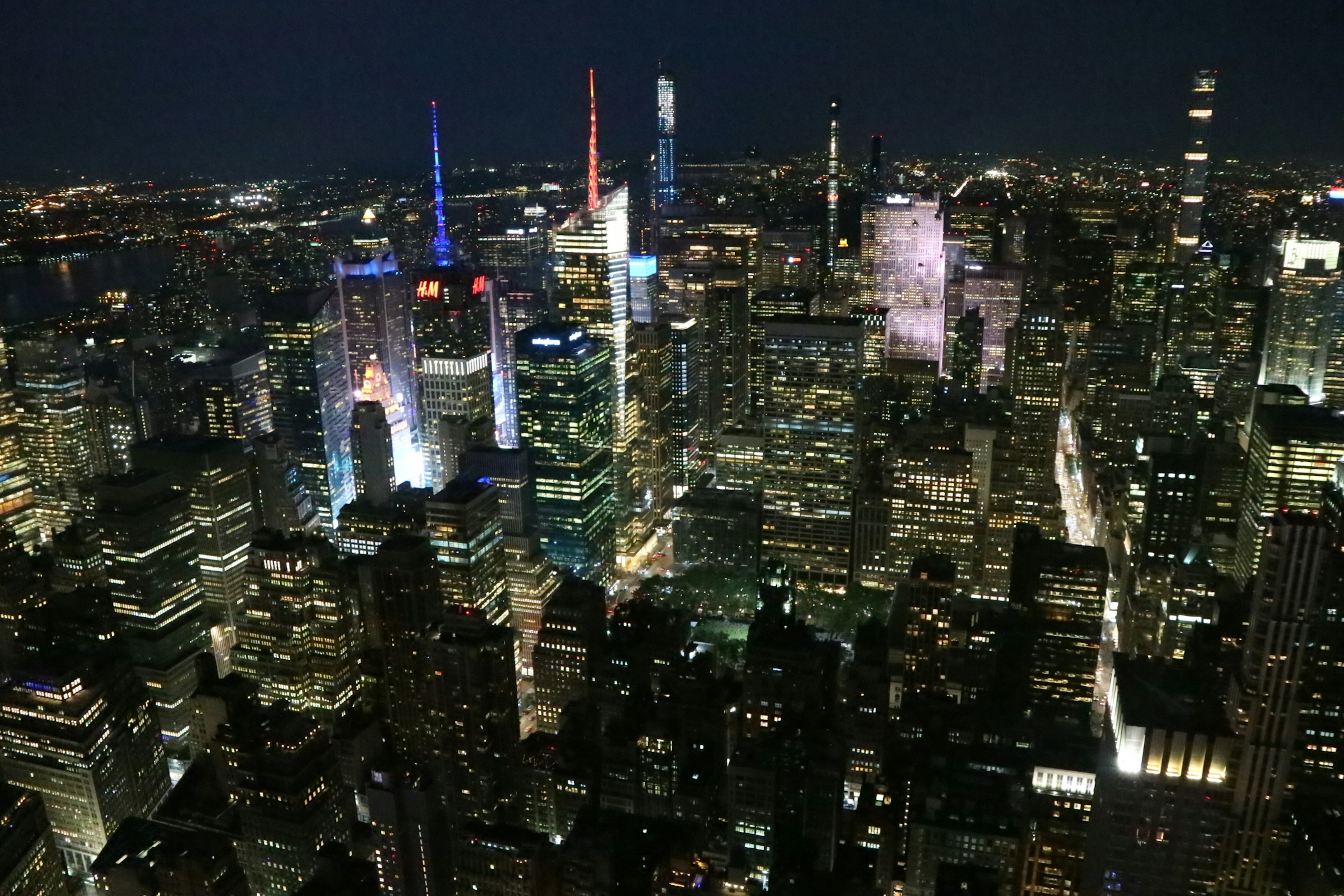 Impresionante horizonte de Nueva York por la noche con rascacielos iluminados