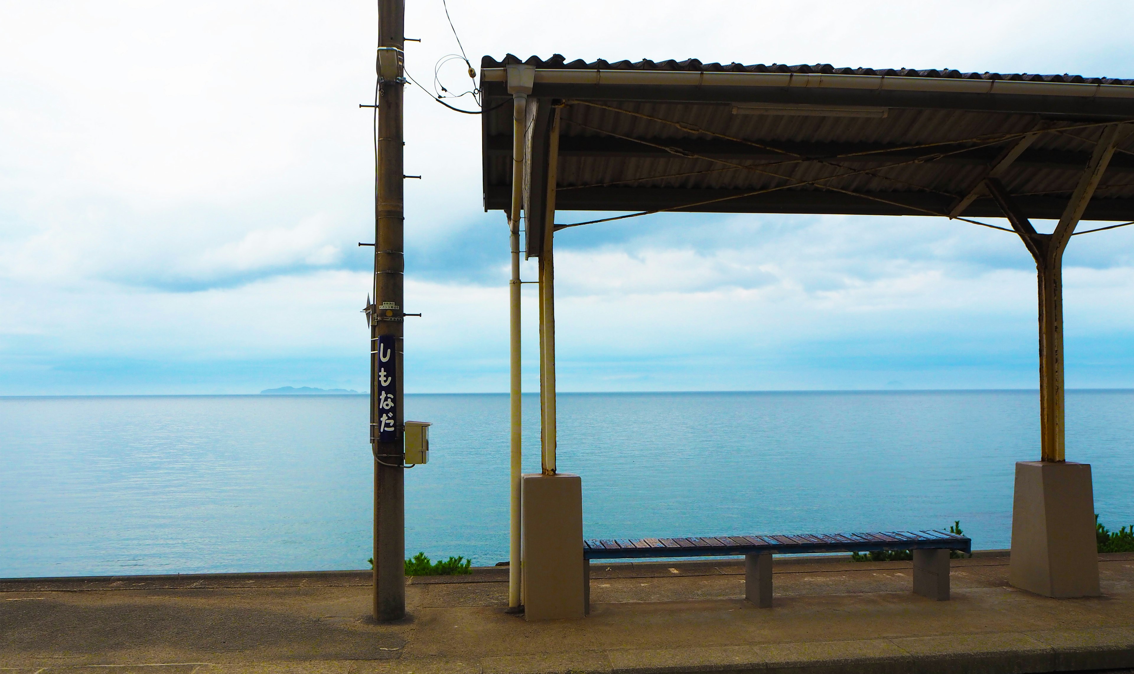 Parada de autobús con vista al mar