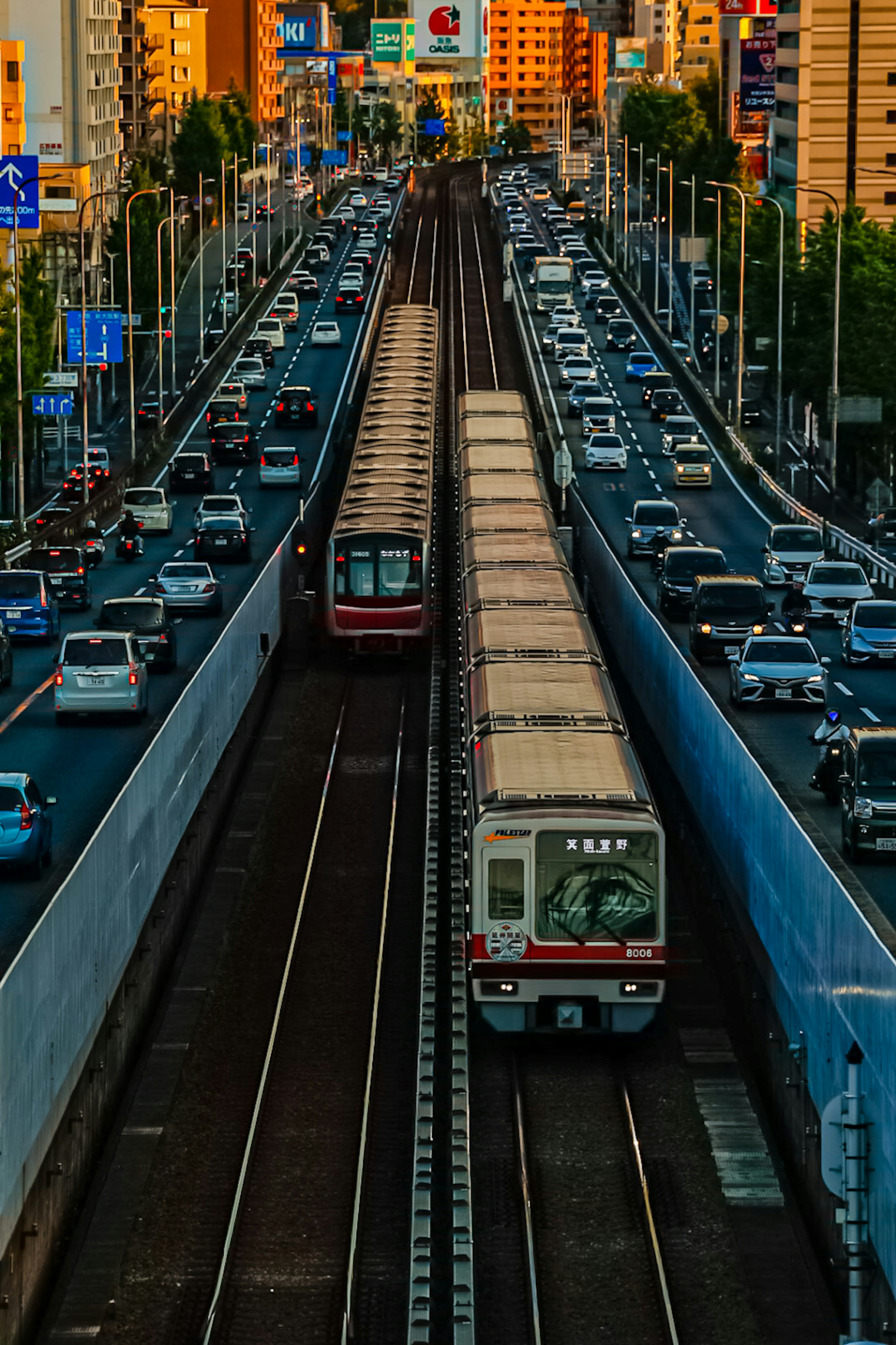 Escena ferroviaria urbana al atardecer con trenes y tráfico