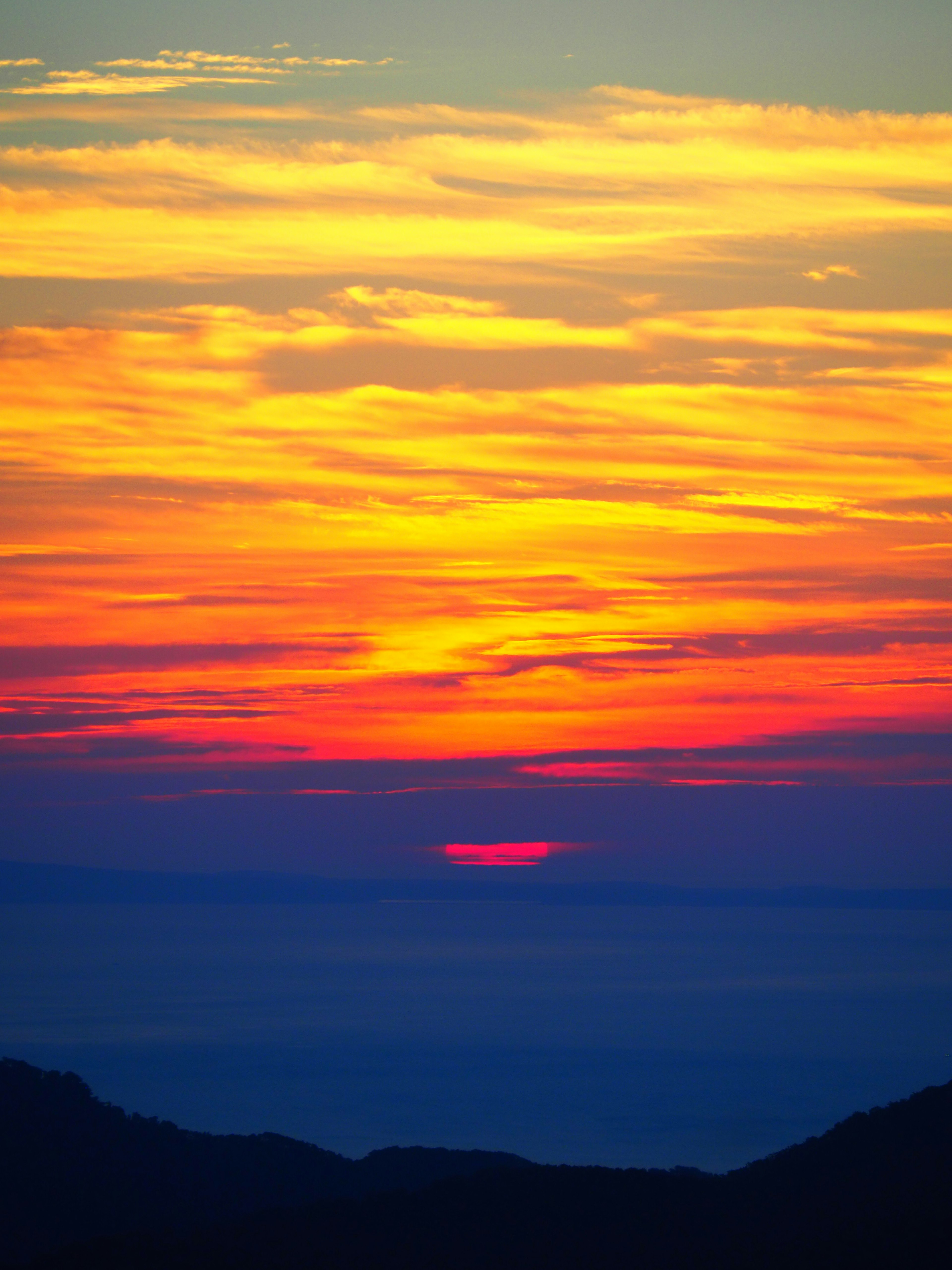 Stupendo tramonto sull'oceano con cielo arancione e viola vibrante