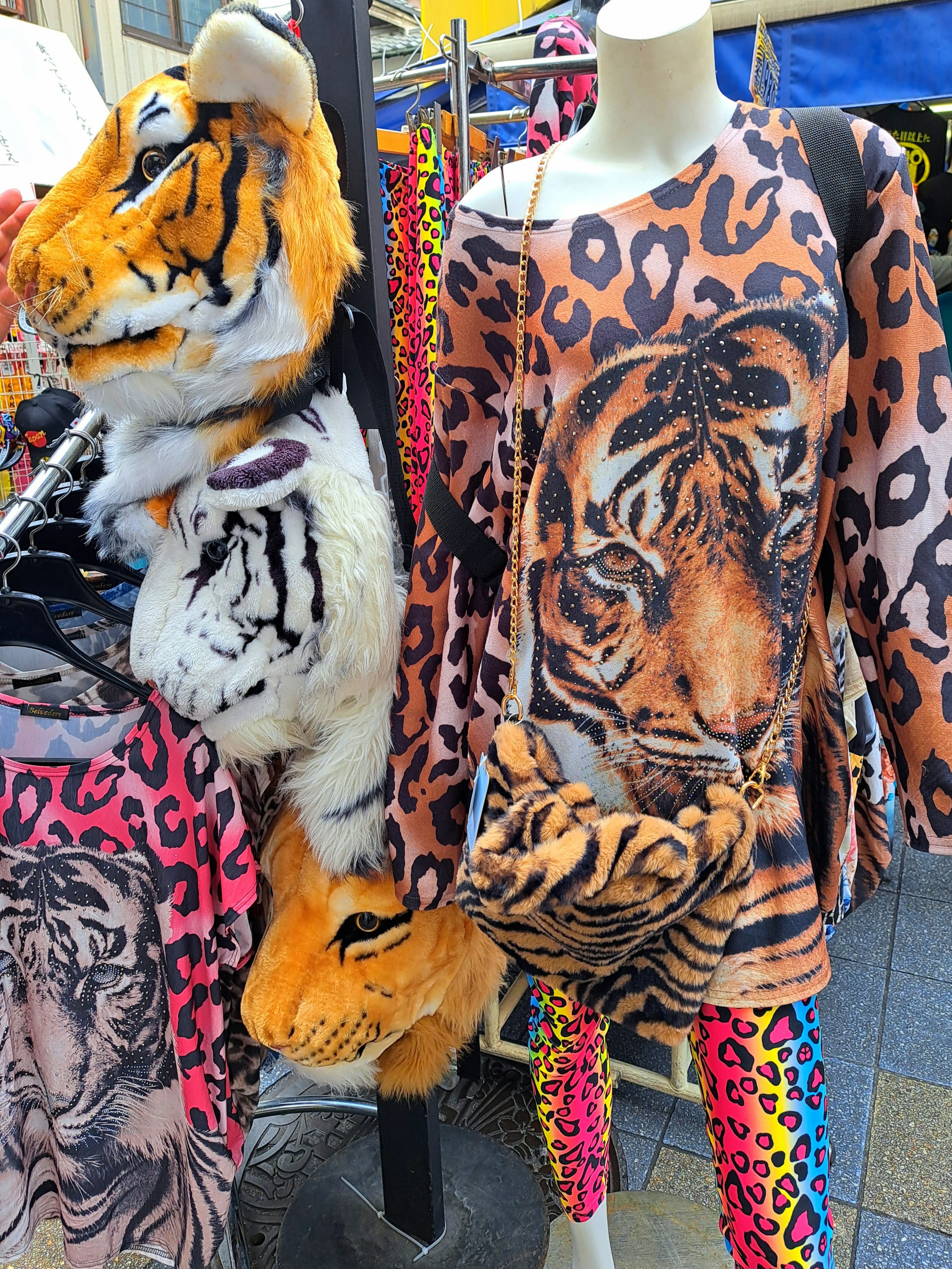 Articles de mode avec des motifs de tigre orange et noir sur des vêtements et des sacs