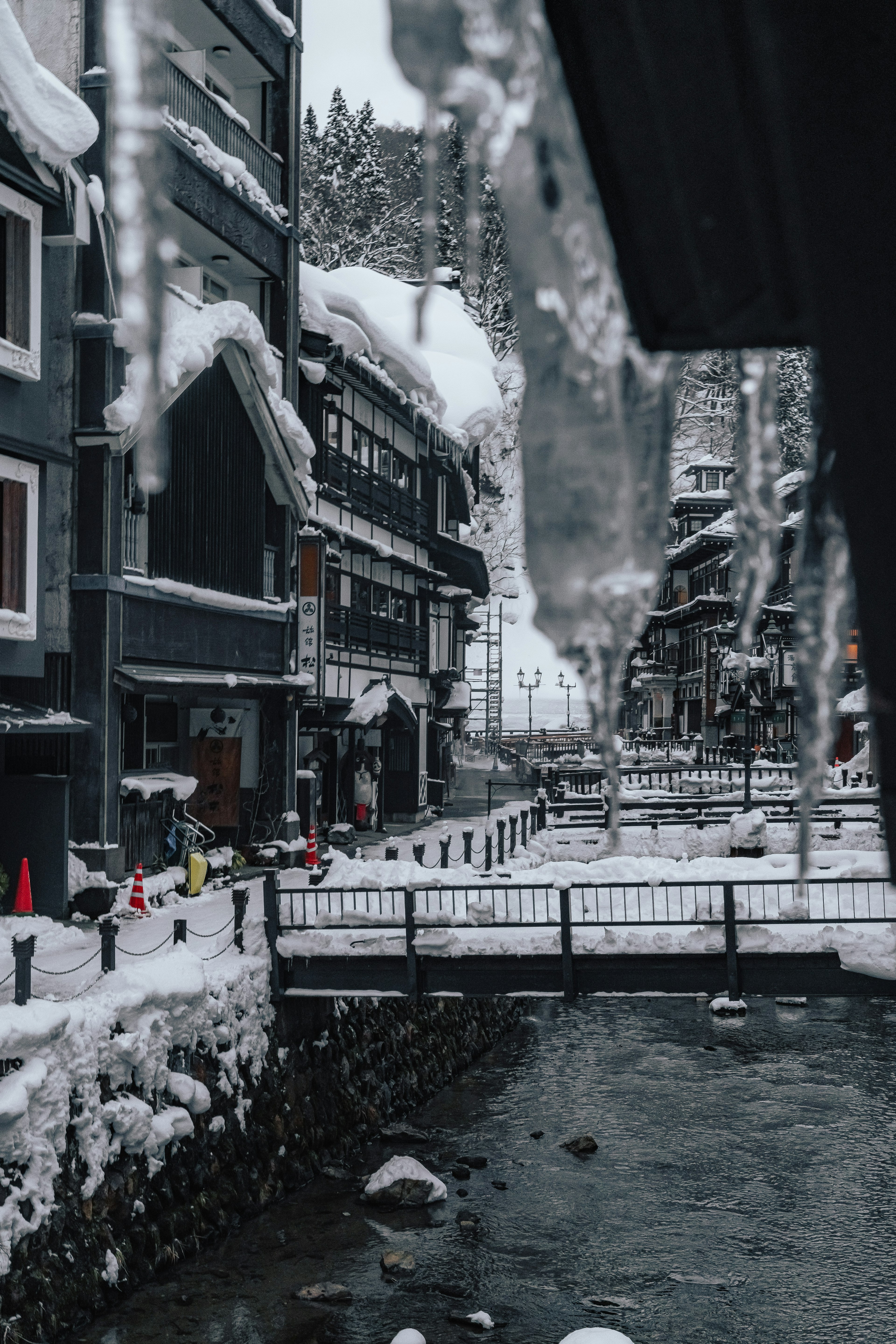 Verschneite Straßen und Flusslandschaft