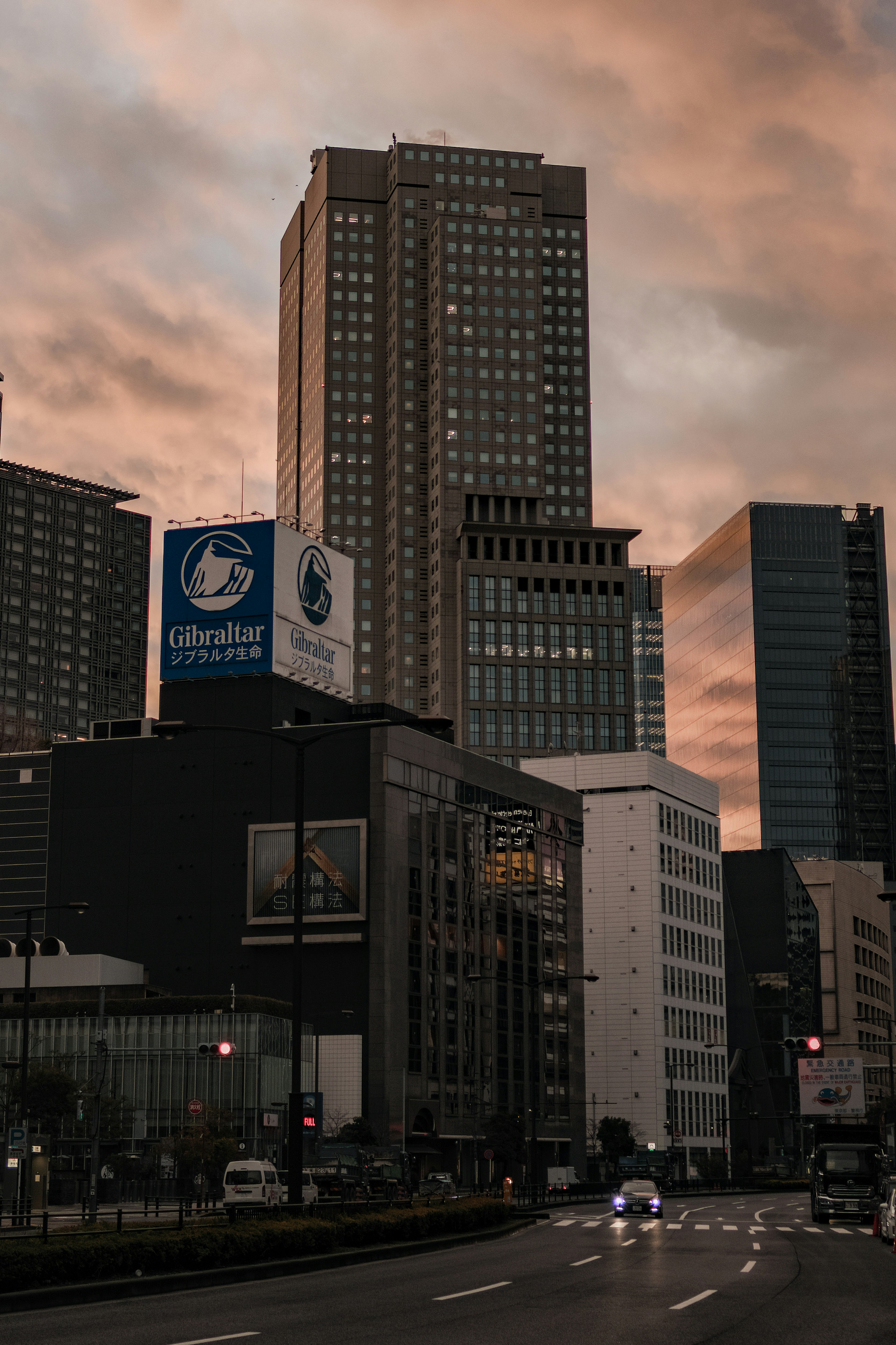 高層ビルと夕焼けの街並み