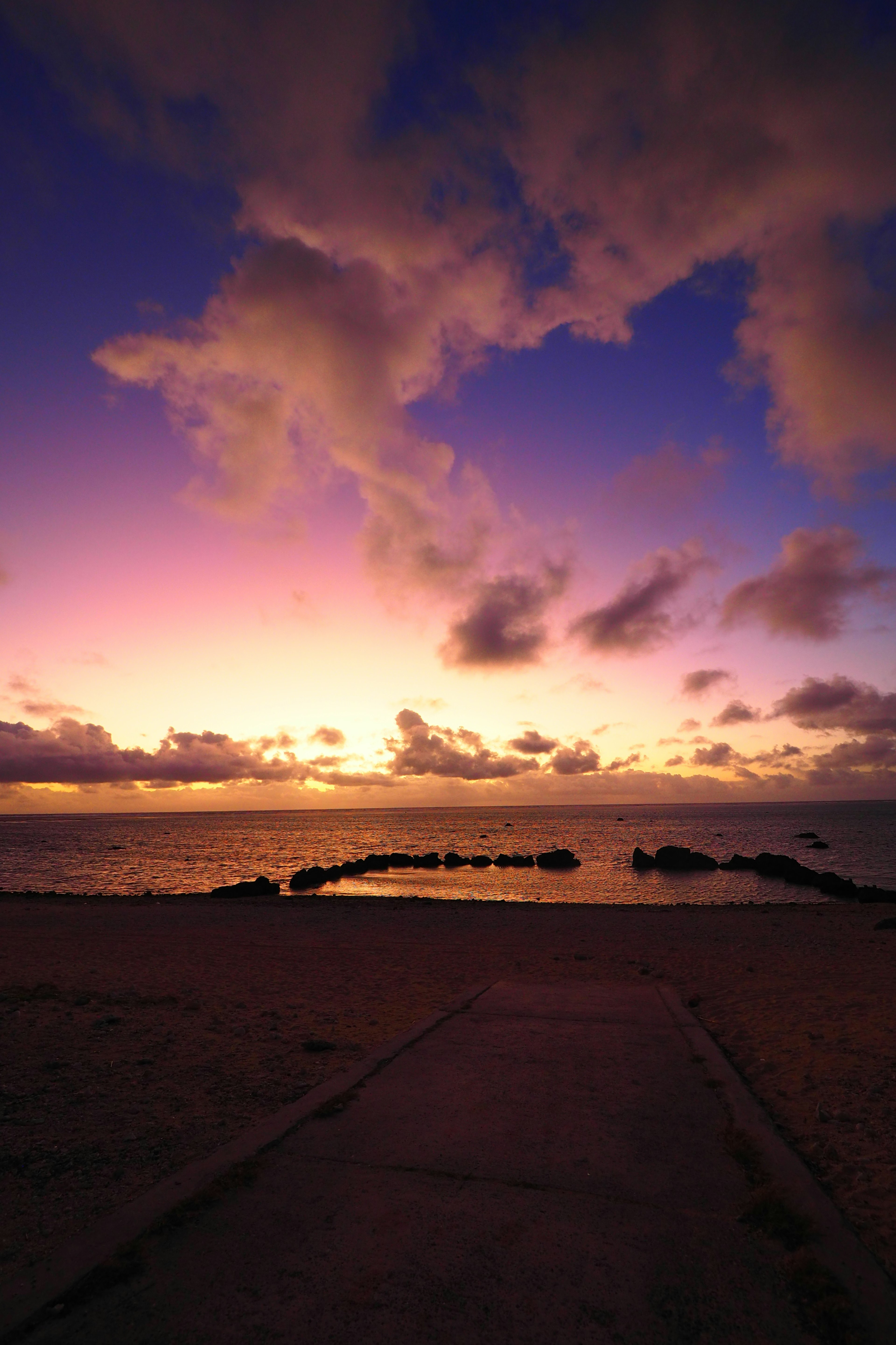 Impresionante atardecer sobre el océano con nubes vibrantes