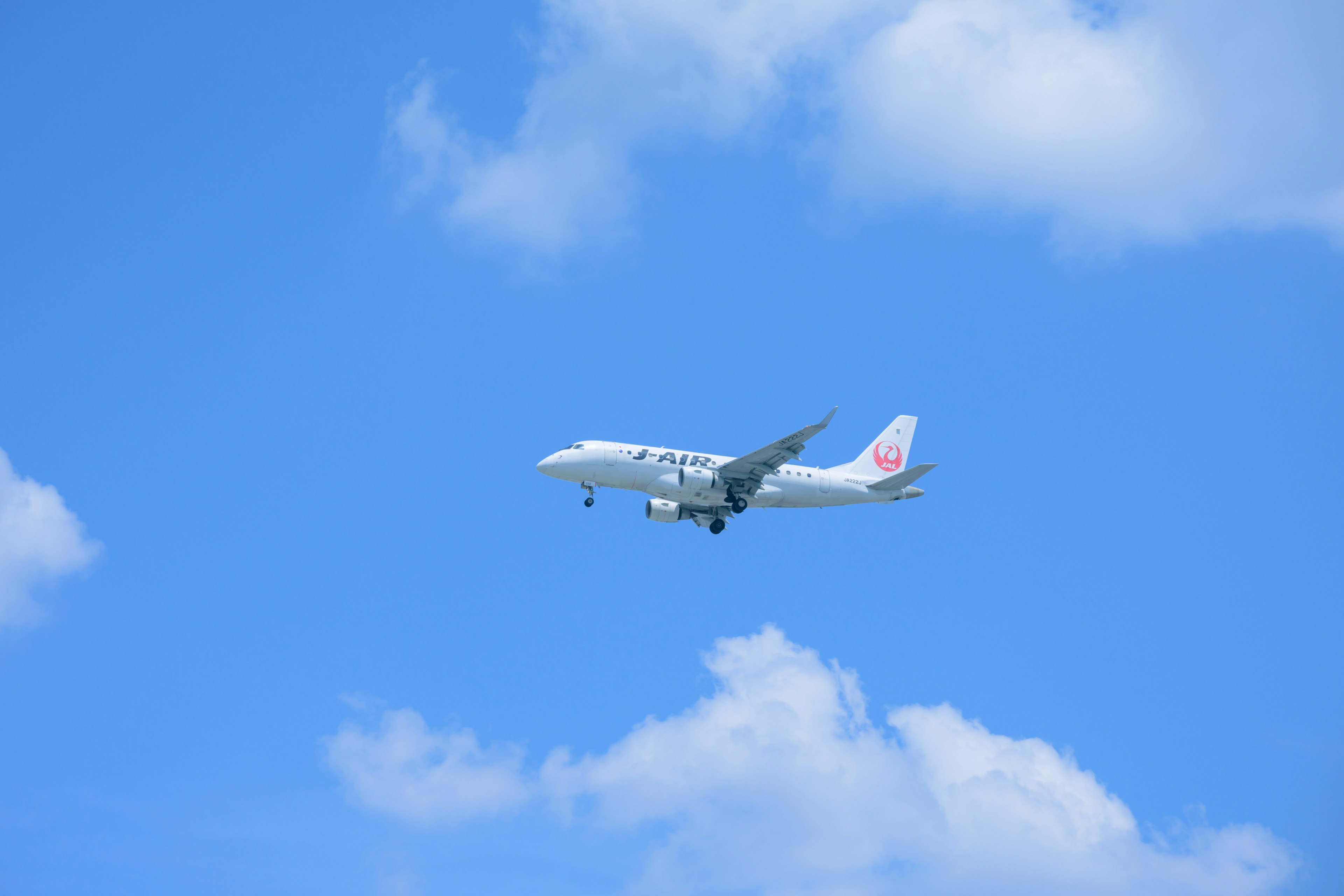 Un aereo che vola in un cielo blu chiaro