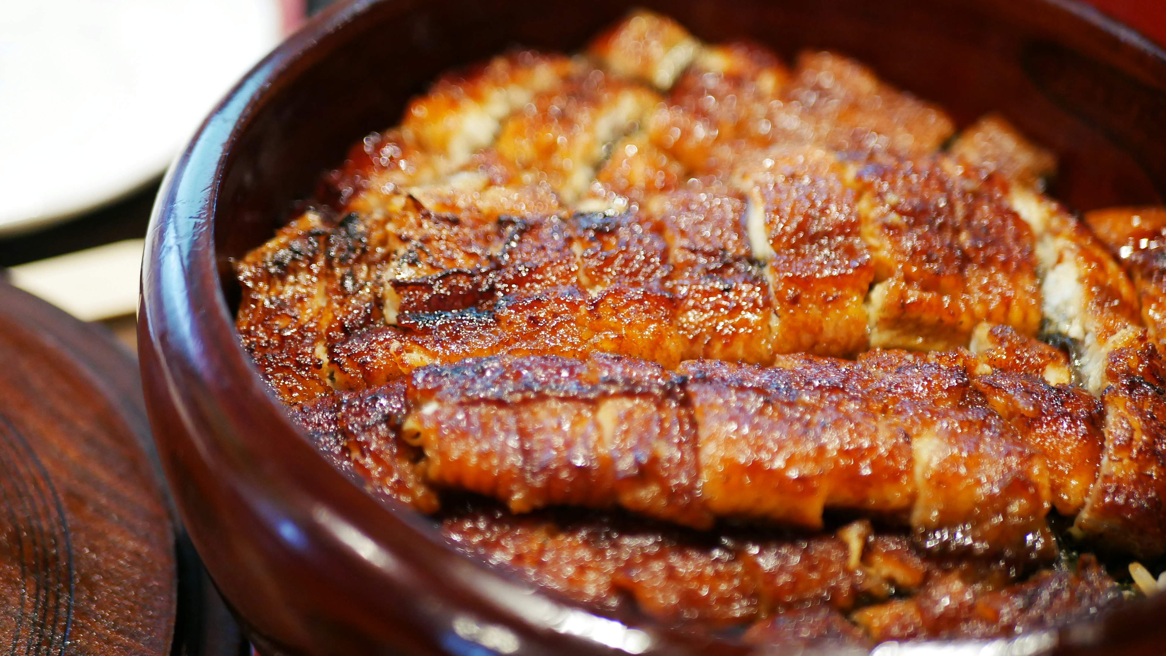 Anguila a la parrilla servida en un plato de cerámica