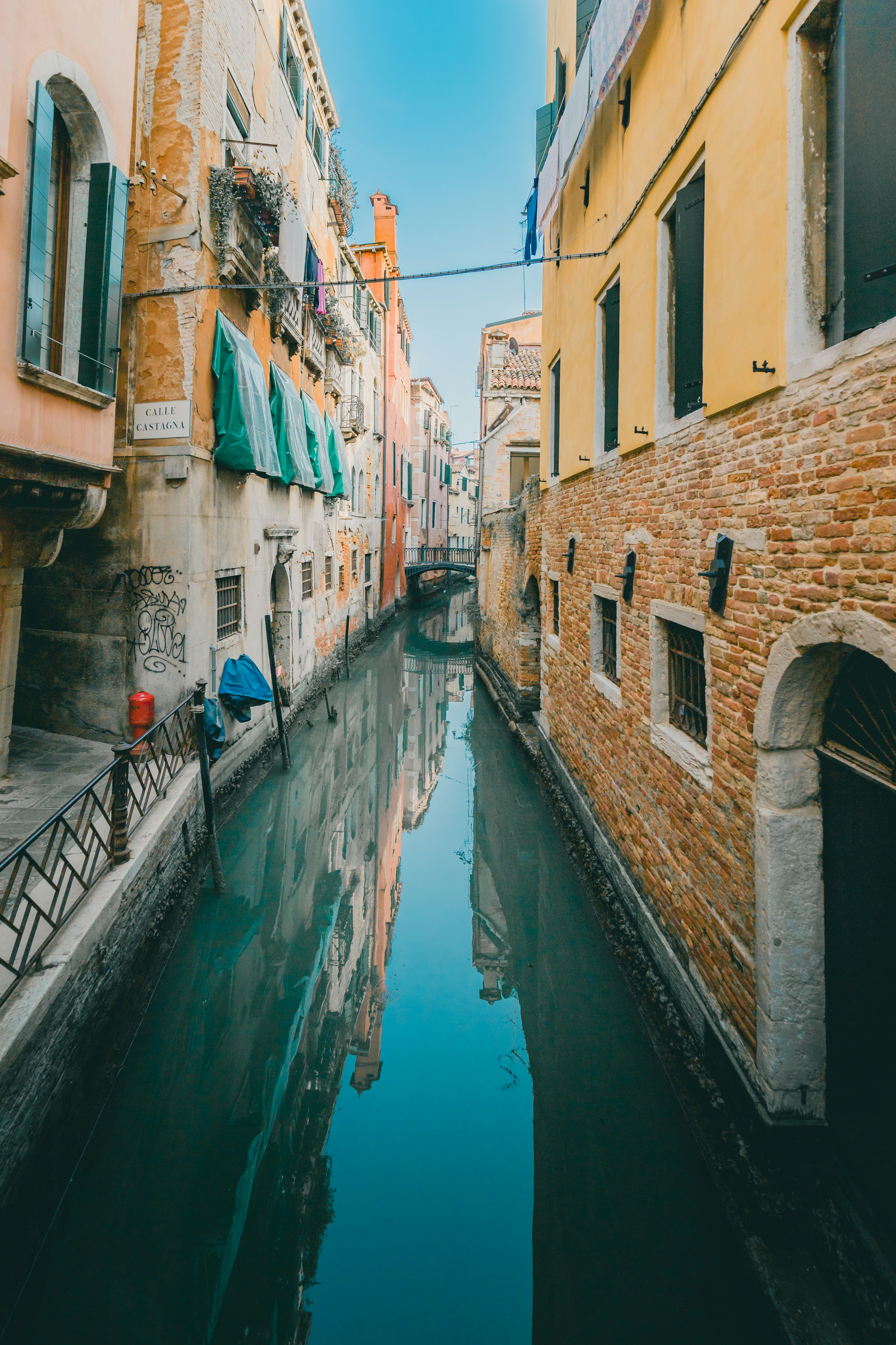 Escena veneciana con edificios coloridos a lo largo de un canal estrecho