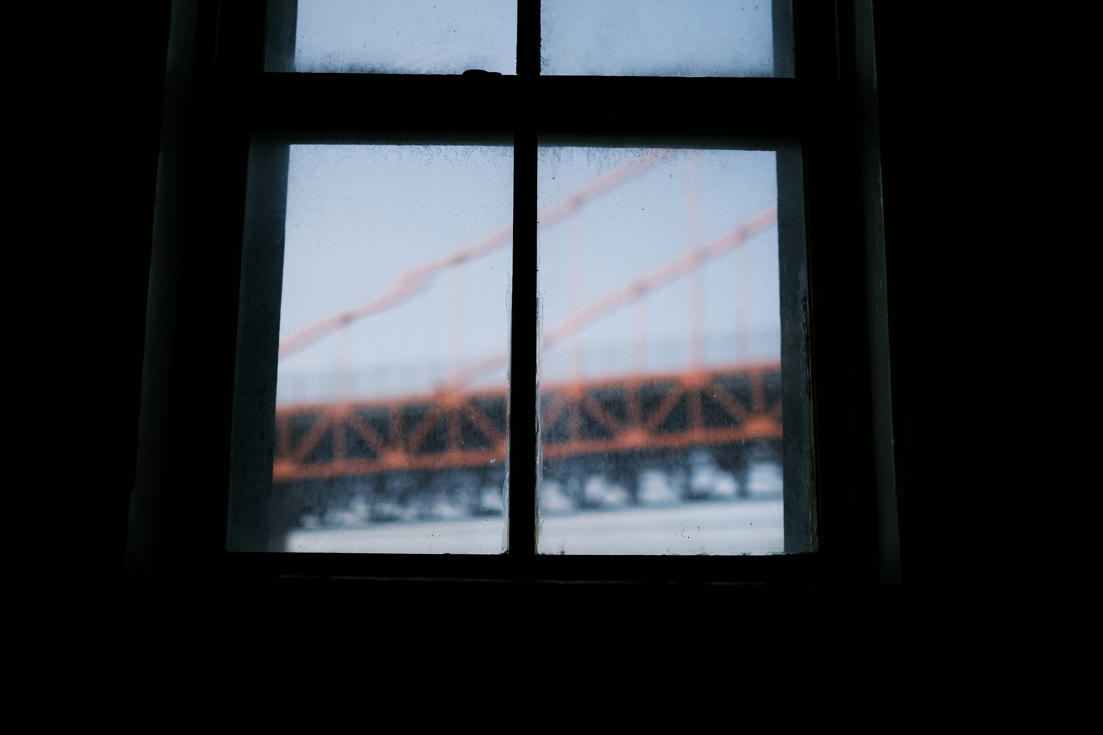 Vista di un ponte arancione attraverso una finestra appannata