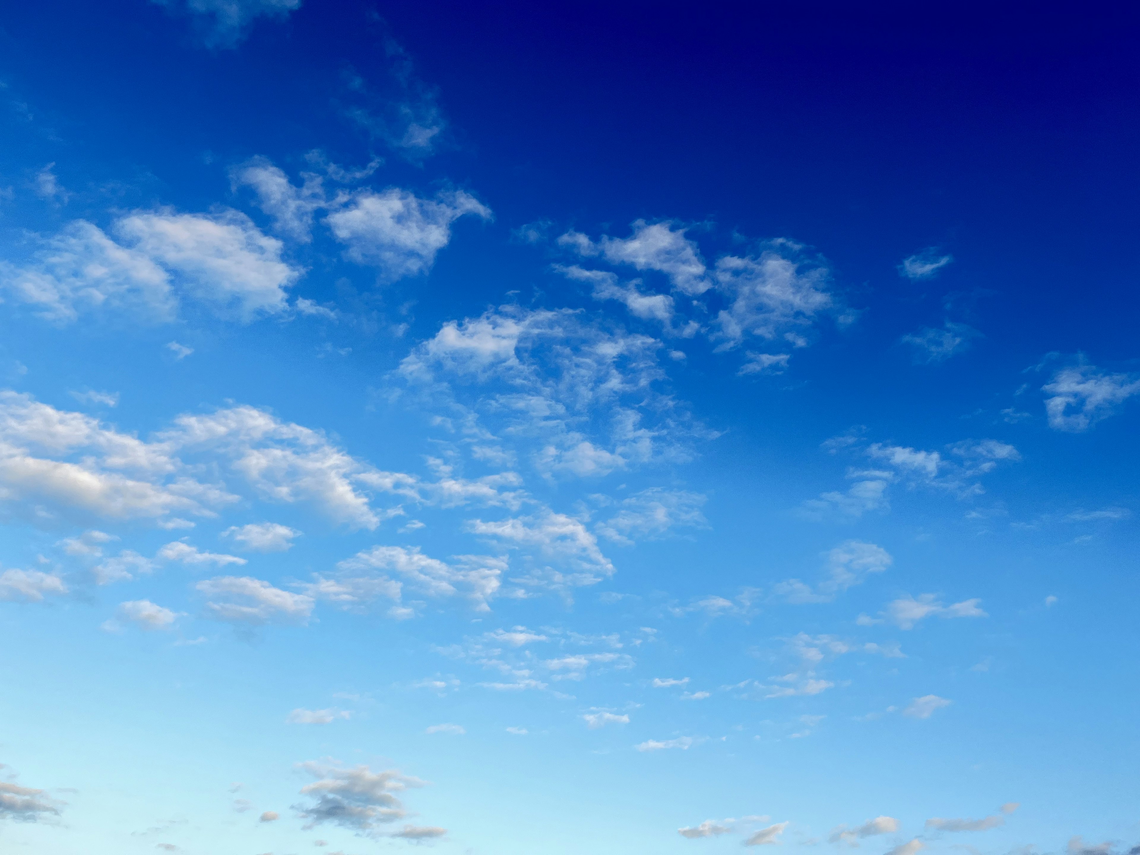 Ciel bleu avec des nuages blancs éparpillés