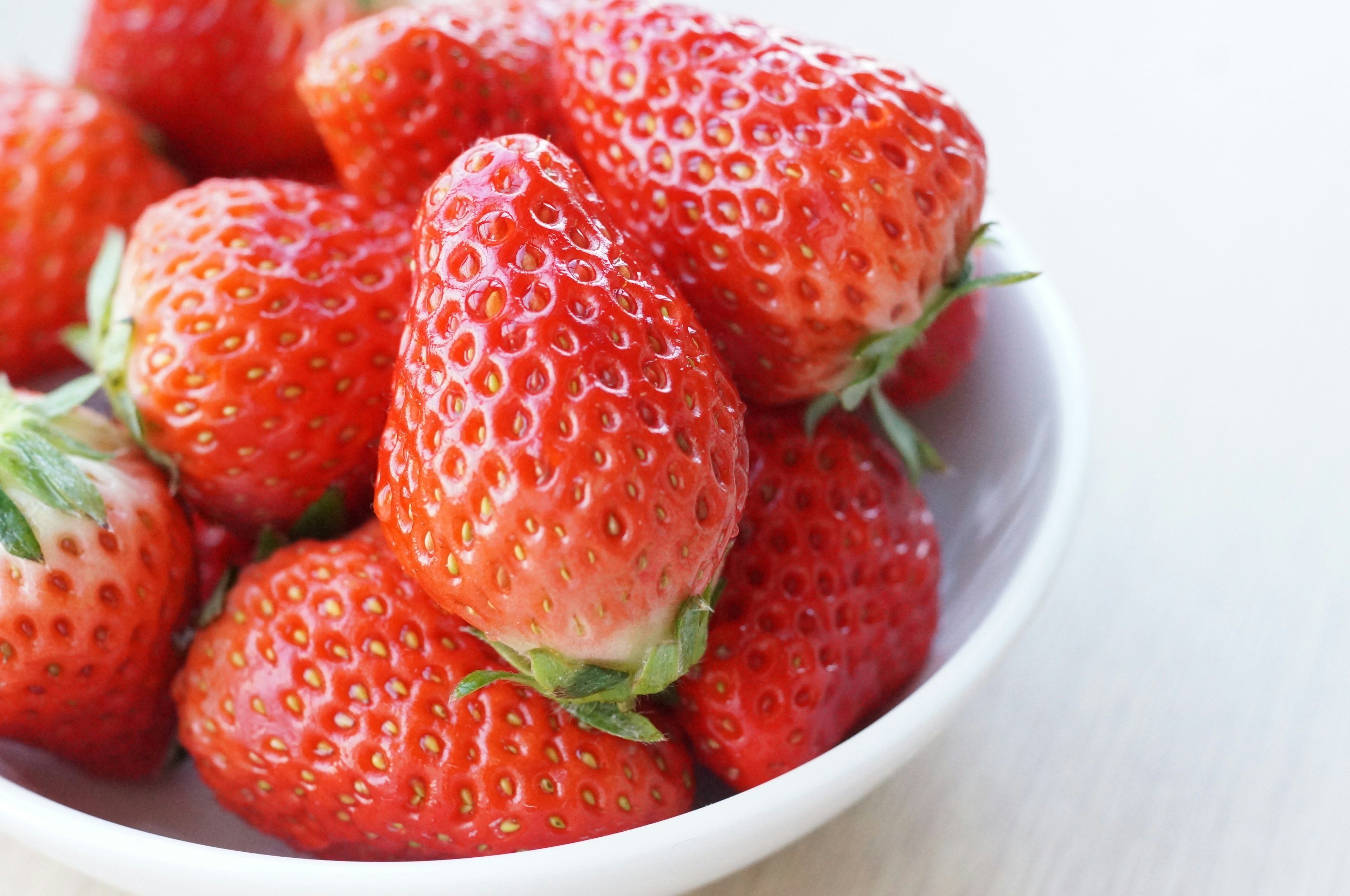 Eine Schüssel mit frischen roten Erdbeeren