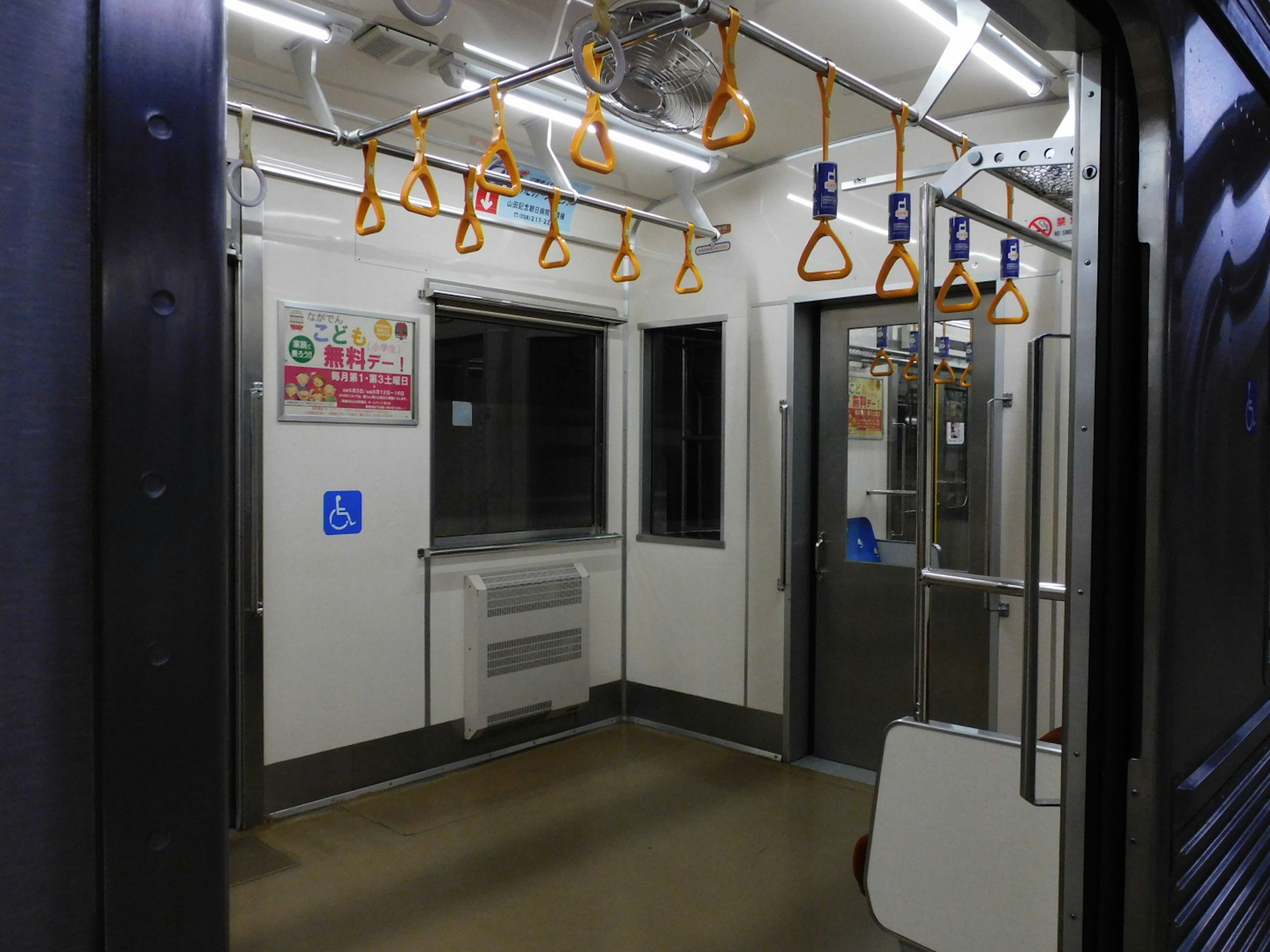 Vue intérieure d'un compartiment de train avec des poignées orange