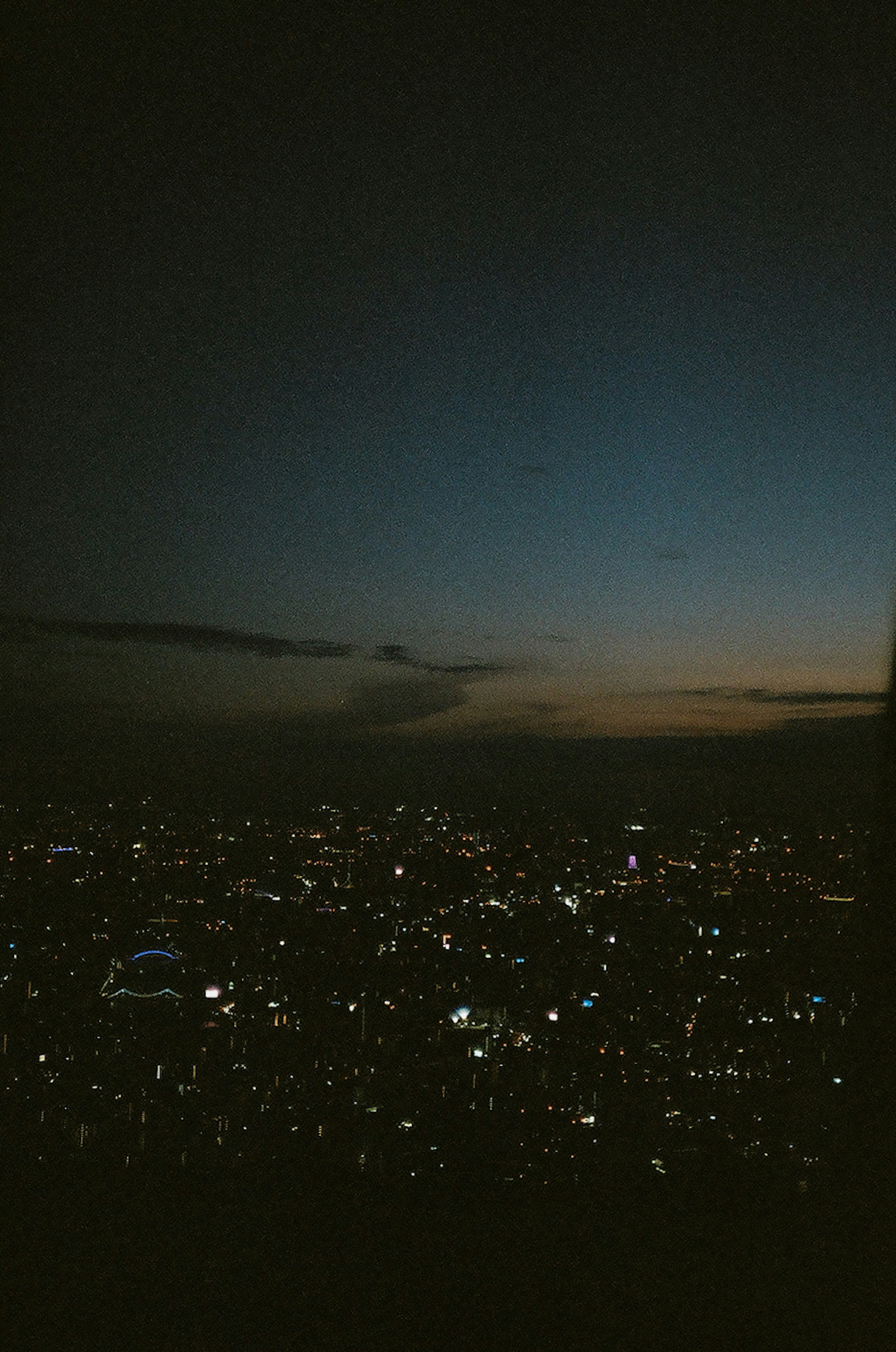 Vue panoramique d'une ville la nuit avec un ciel crépusculaire