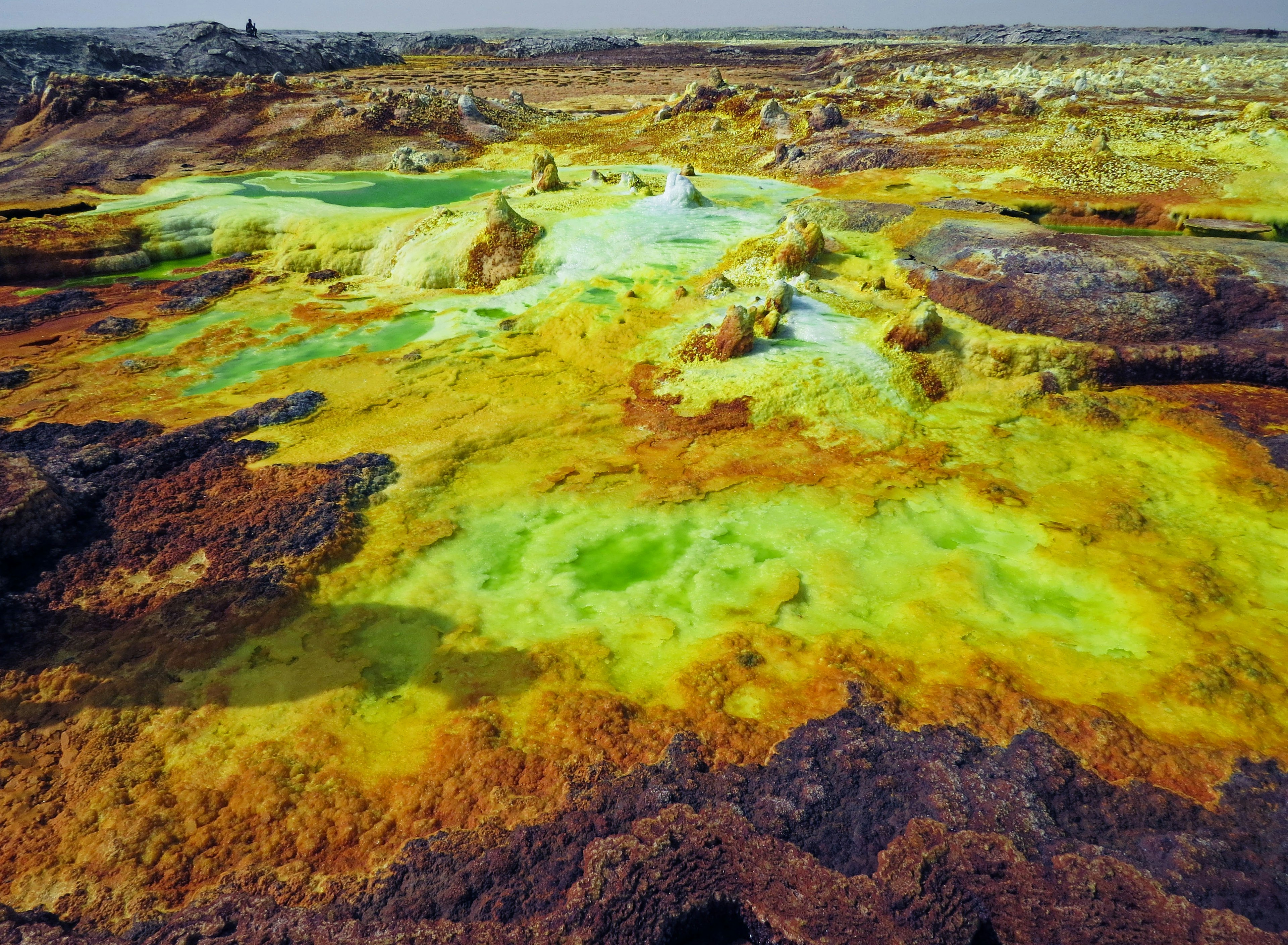 Cảnh quan đầy màu sắc của núi lửa Dallol ở Ethiopia