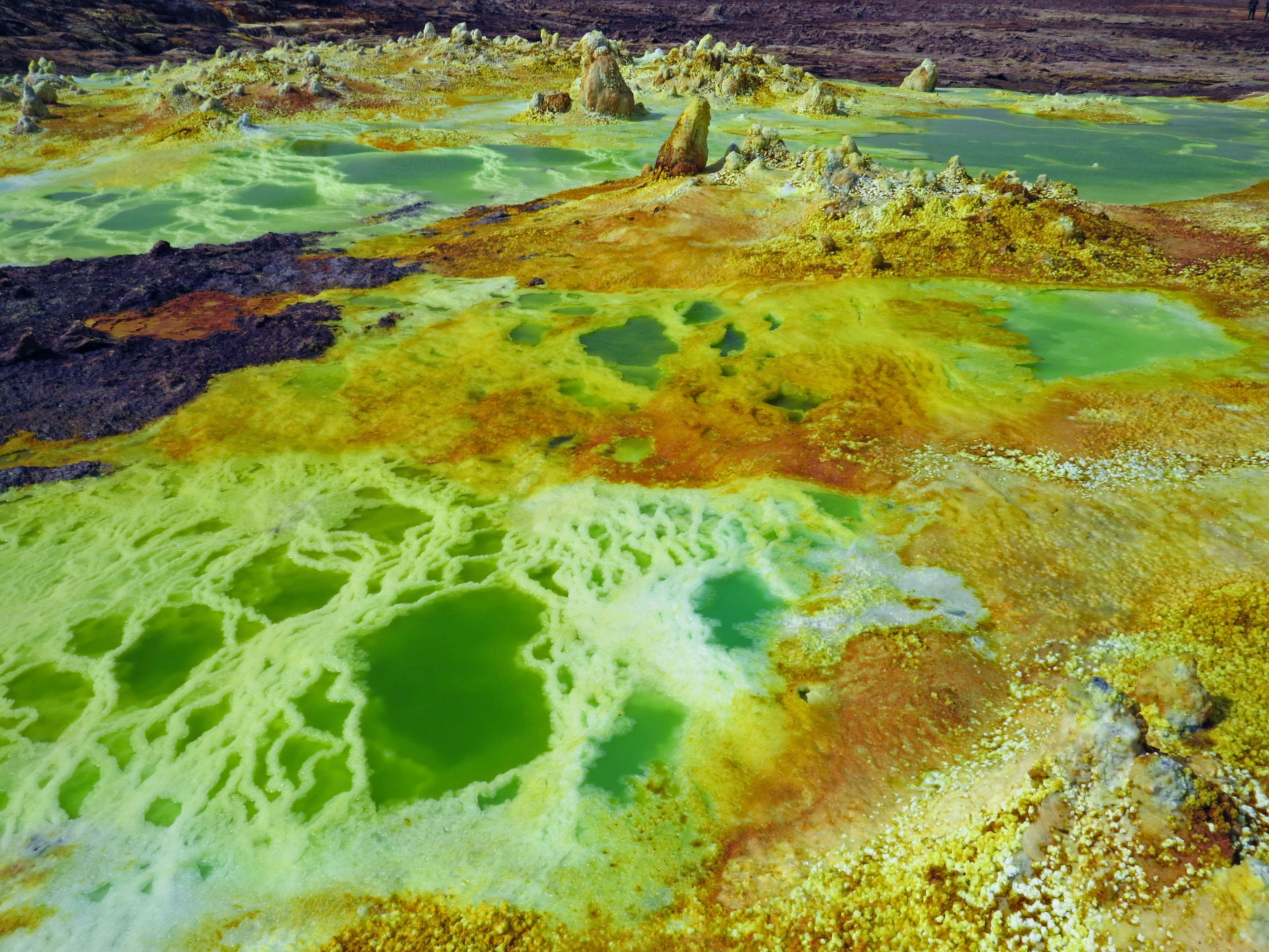 Lebendige geothermische Landschaft mit bunten Mineralablagerungen