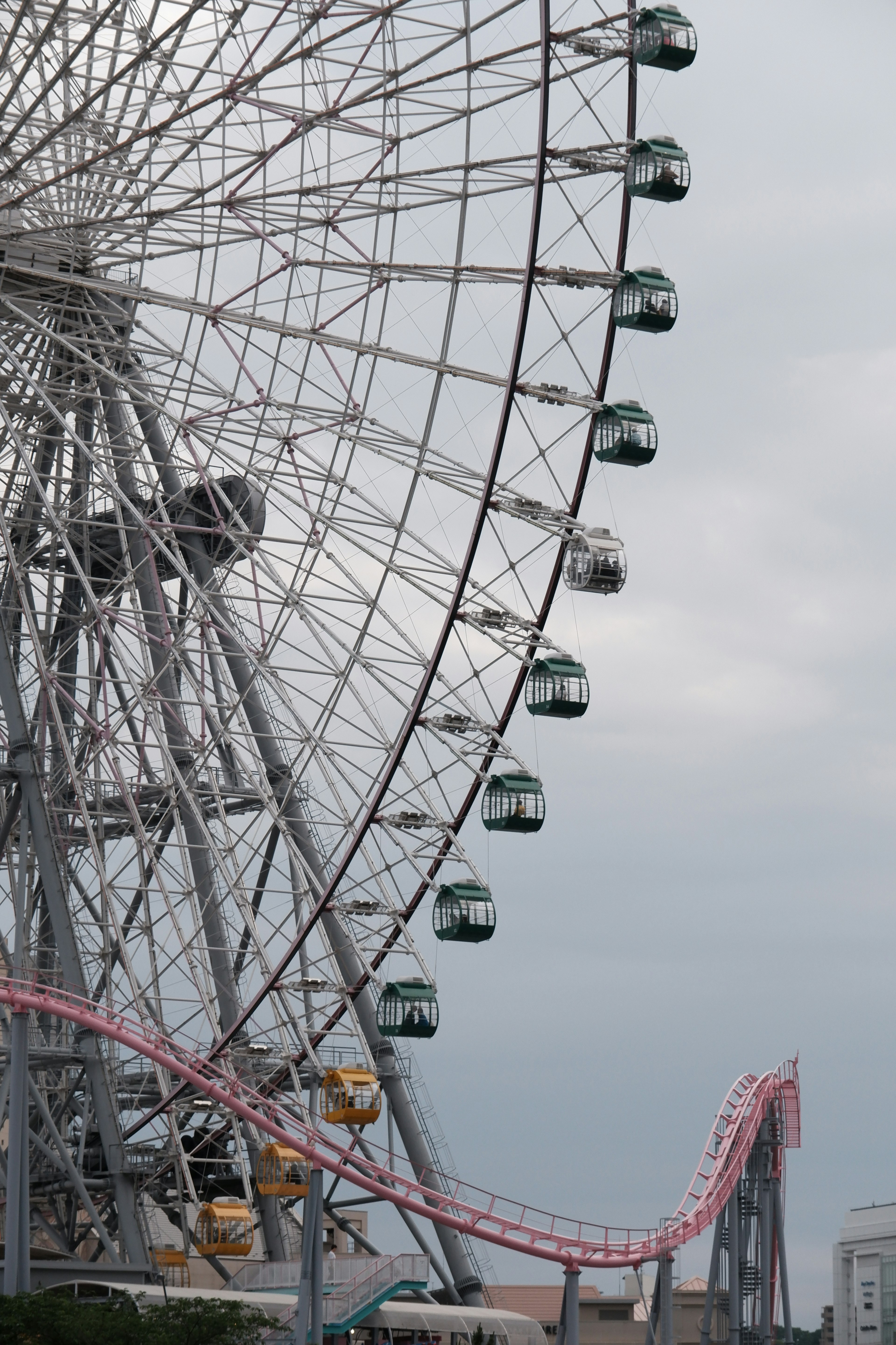 Vista di una ruota panoramica e di un ottovolante in un parco divertimenti