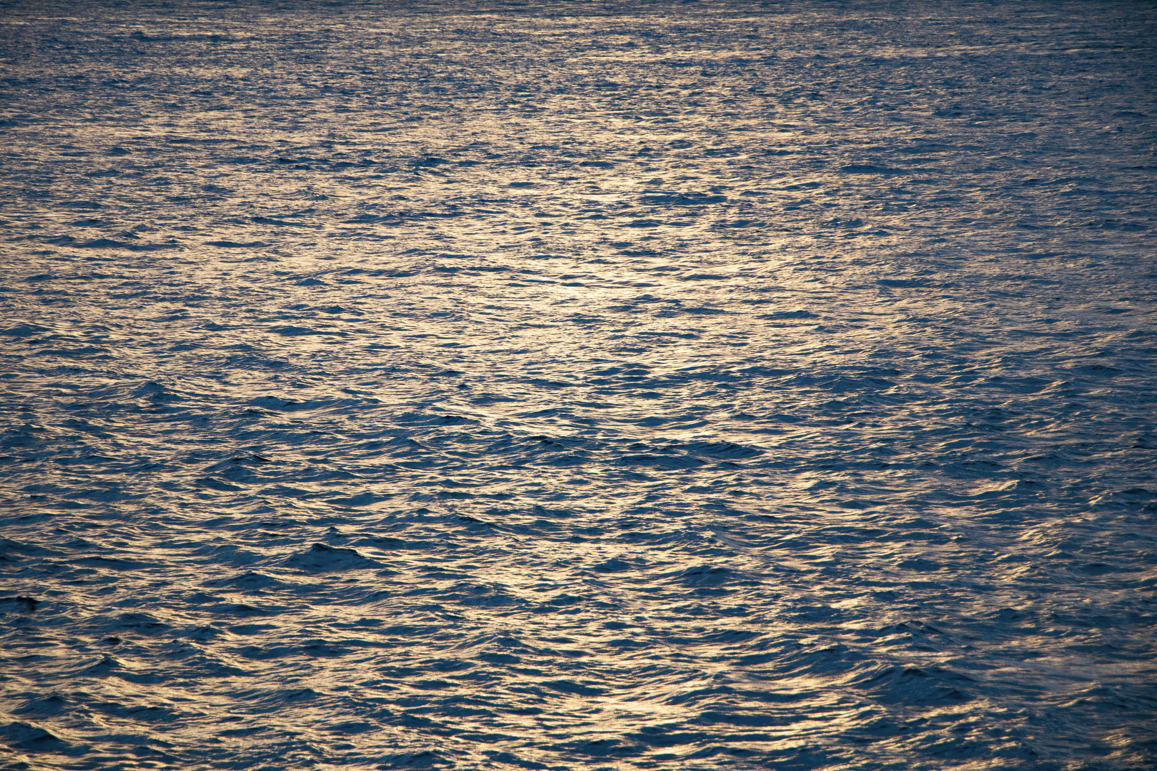 Foto de superficie de agua brillante con olas