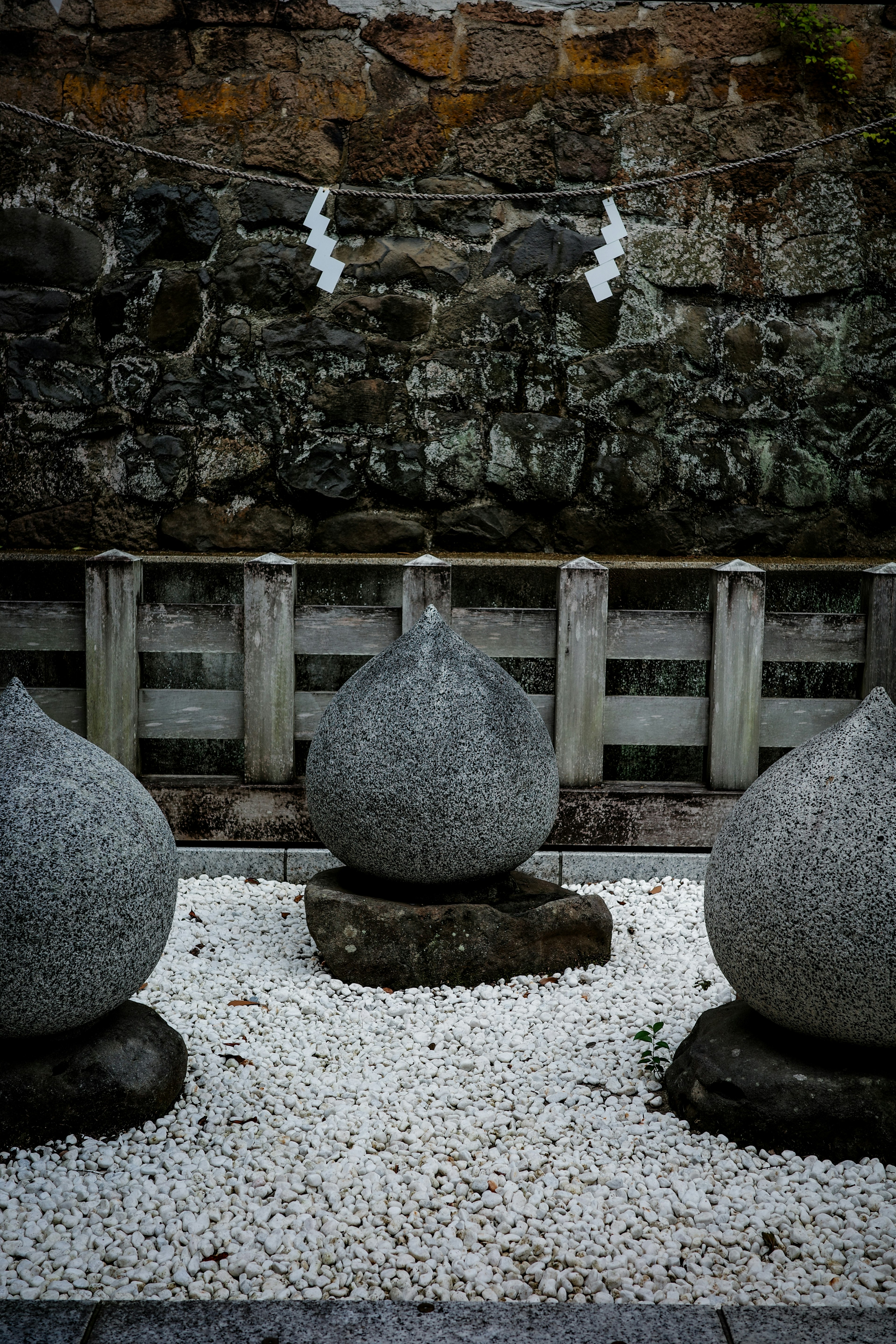 Drei Steinkugeln in einer ruhigen japanischen Gartenlandschaft angeordnet