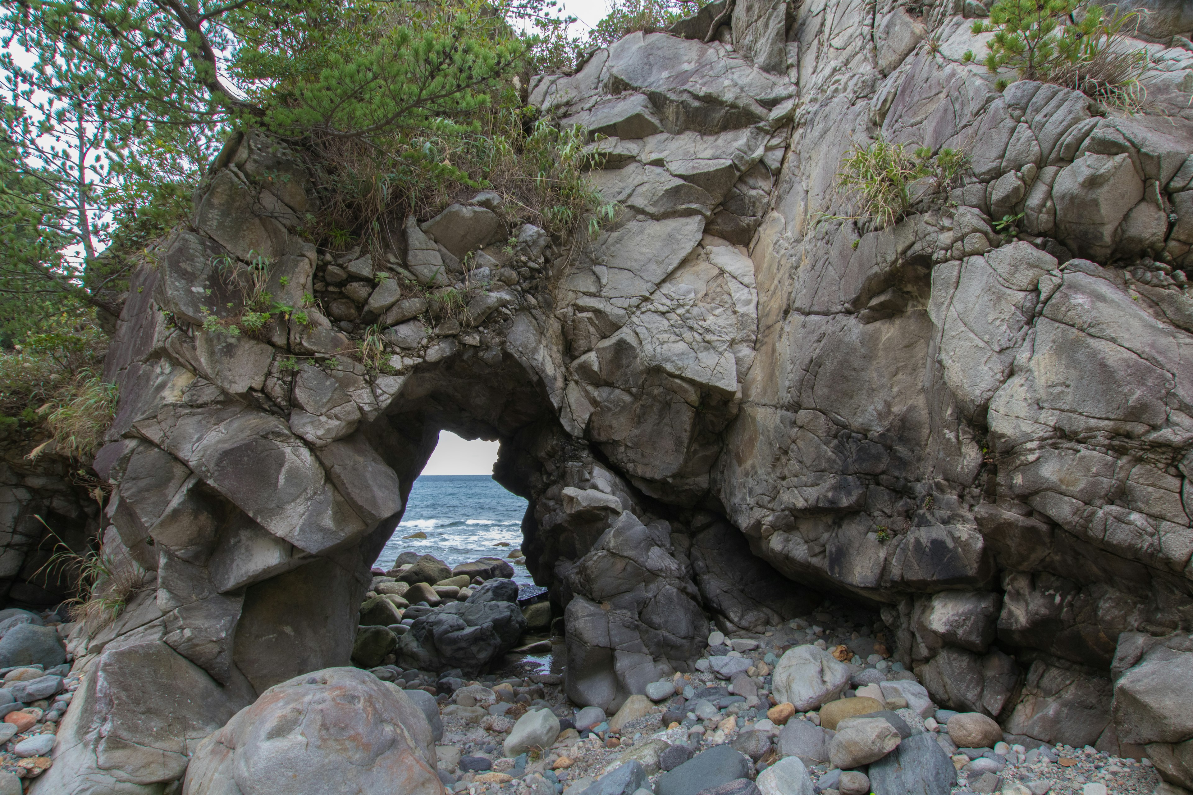 岩のアーチがある海岸の風景