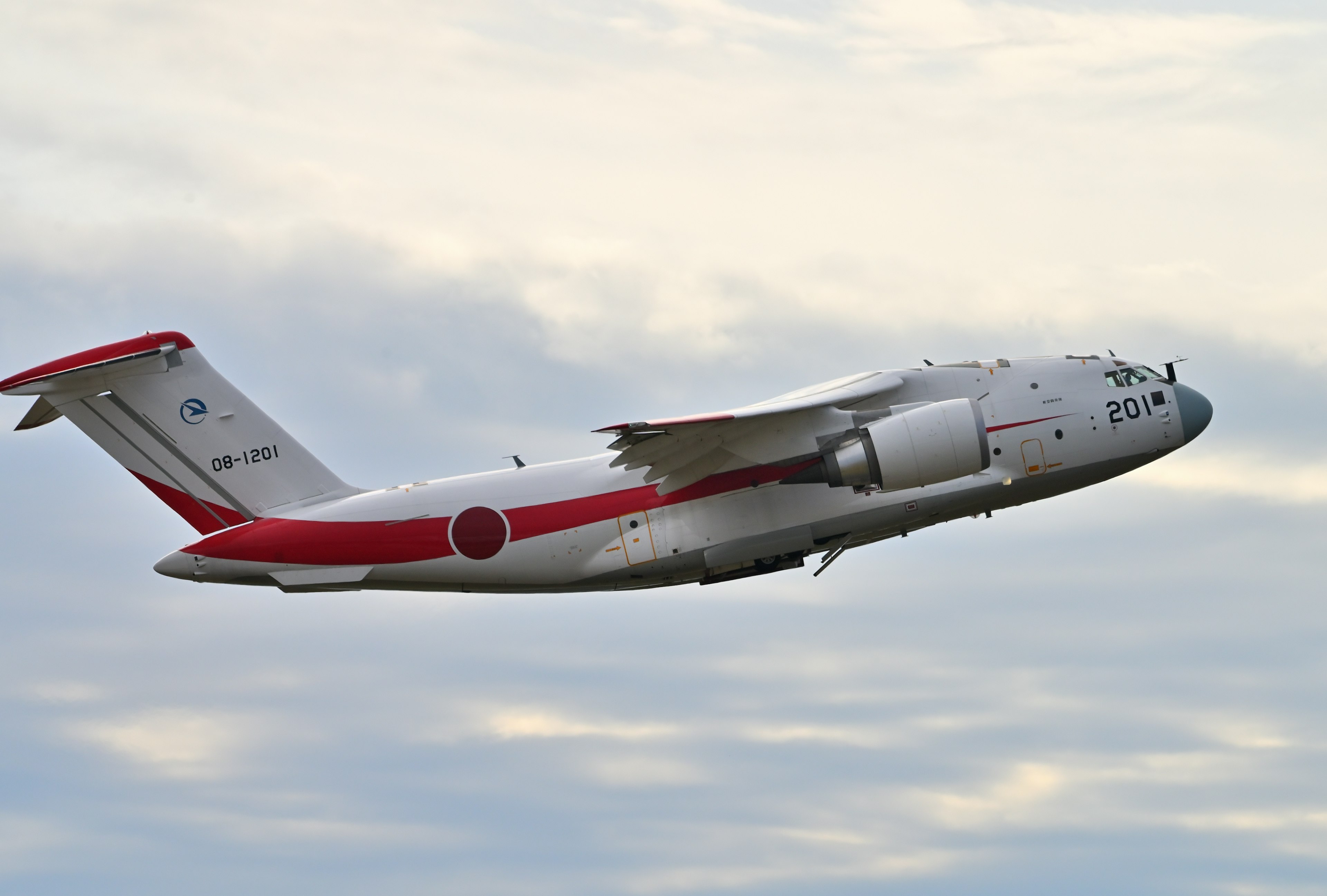 Japanisches Militärflugzeug fliegt am Himmel