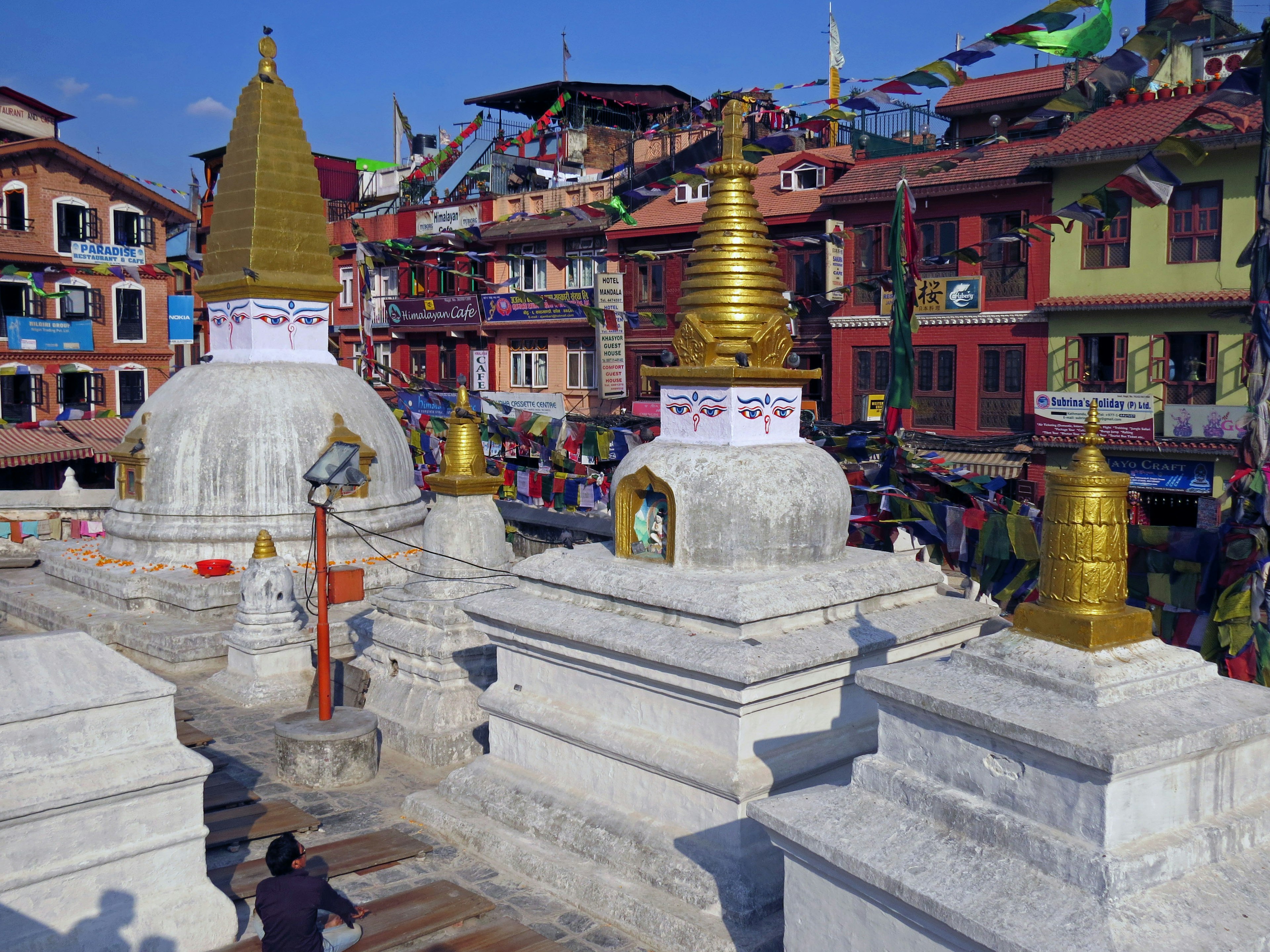 Stupas à Katmandou, Népal avec des bâtiments colorés en arrière-plan