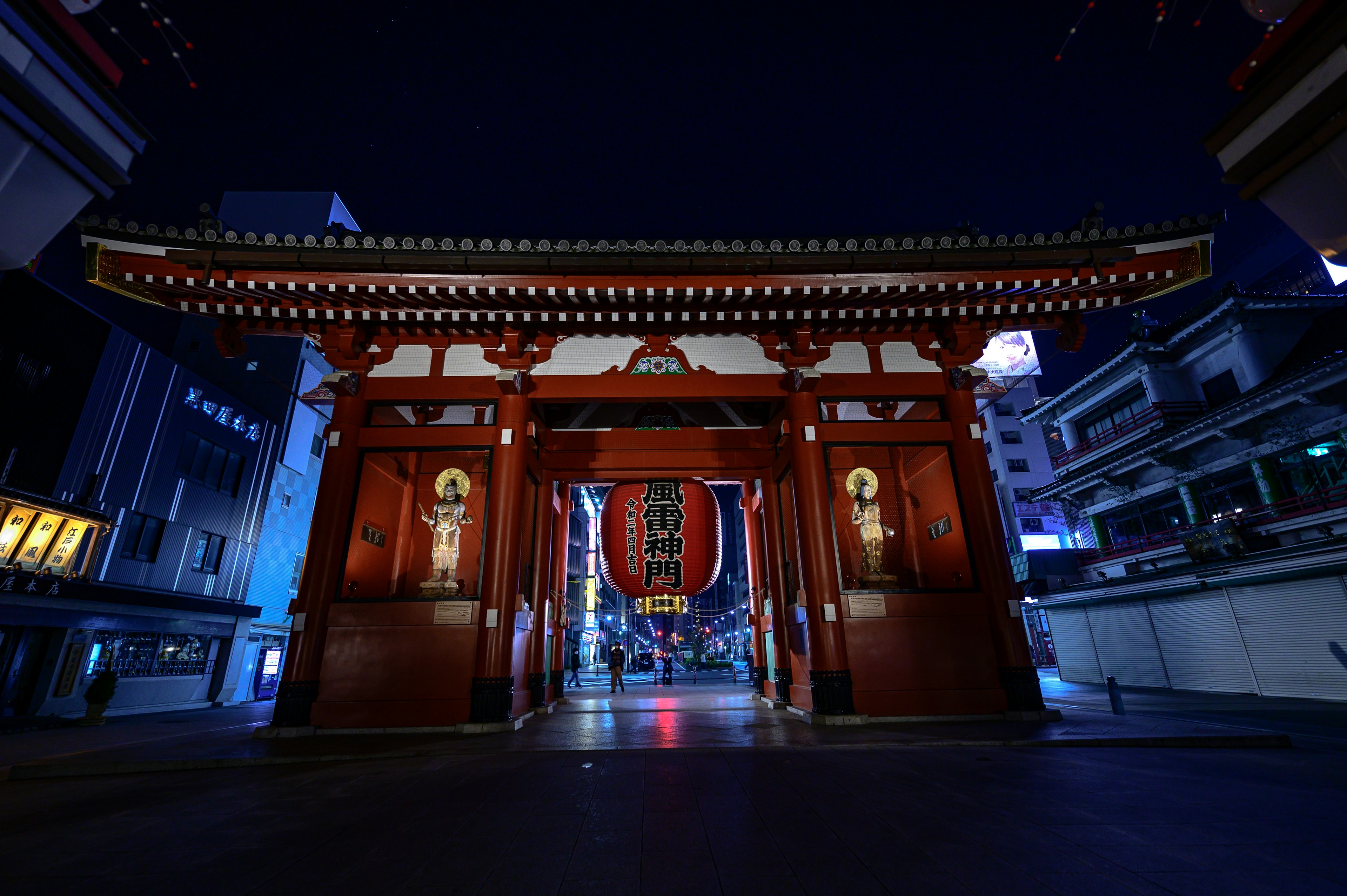 Pintu merah indah kuil Senso-ji di malam hari