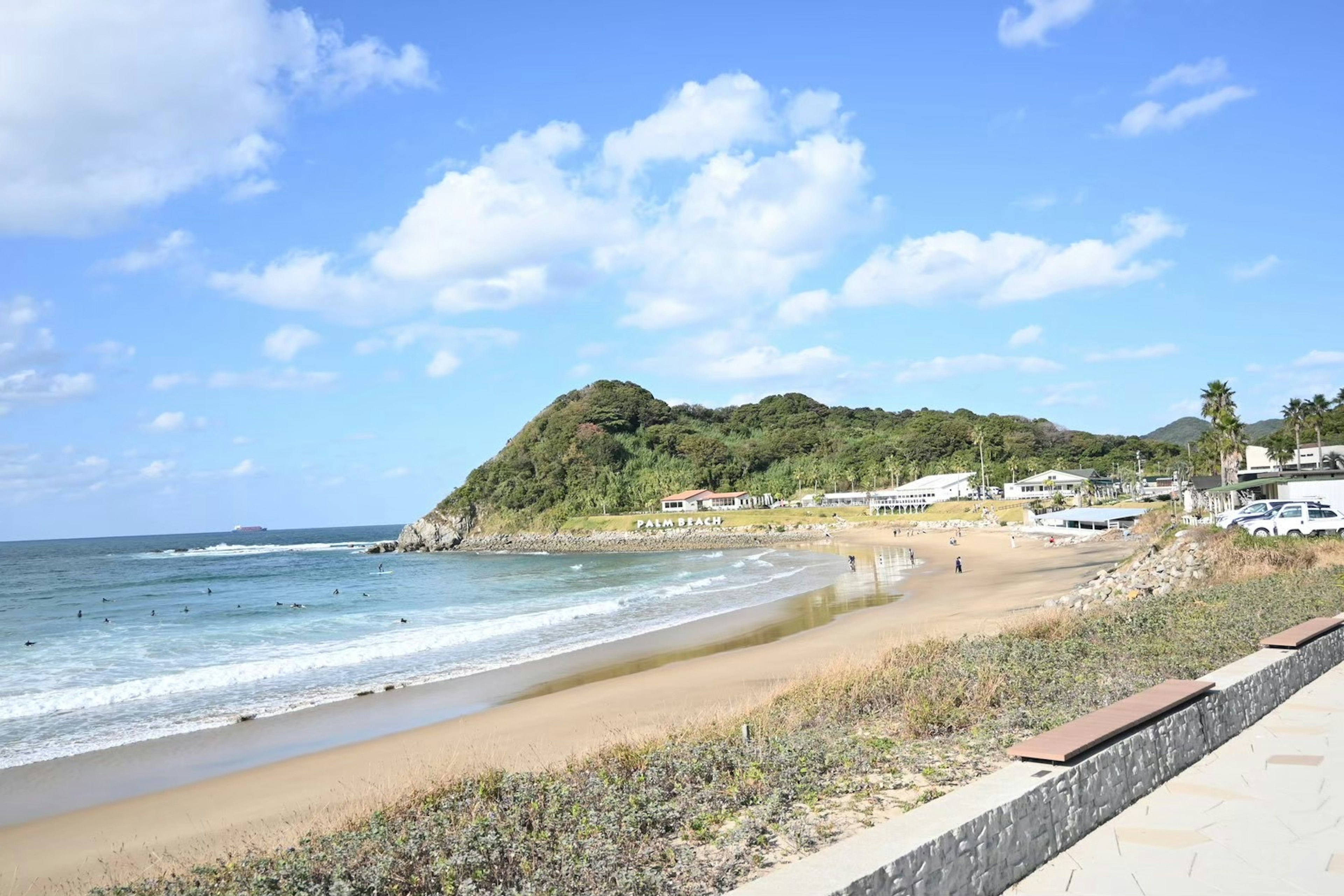 ฉากชายหาดที่มีท้องฟ้าสีฟ้าและเมฆขาว ชายหาดที่มีทรายและคลื่นอ่อน