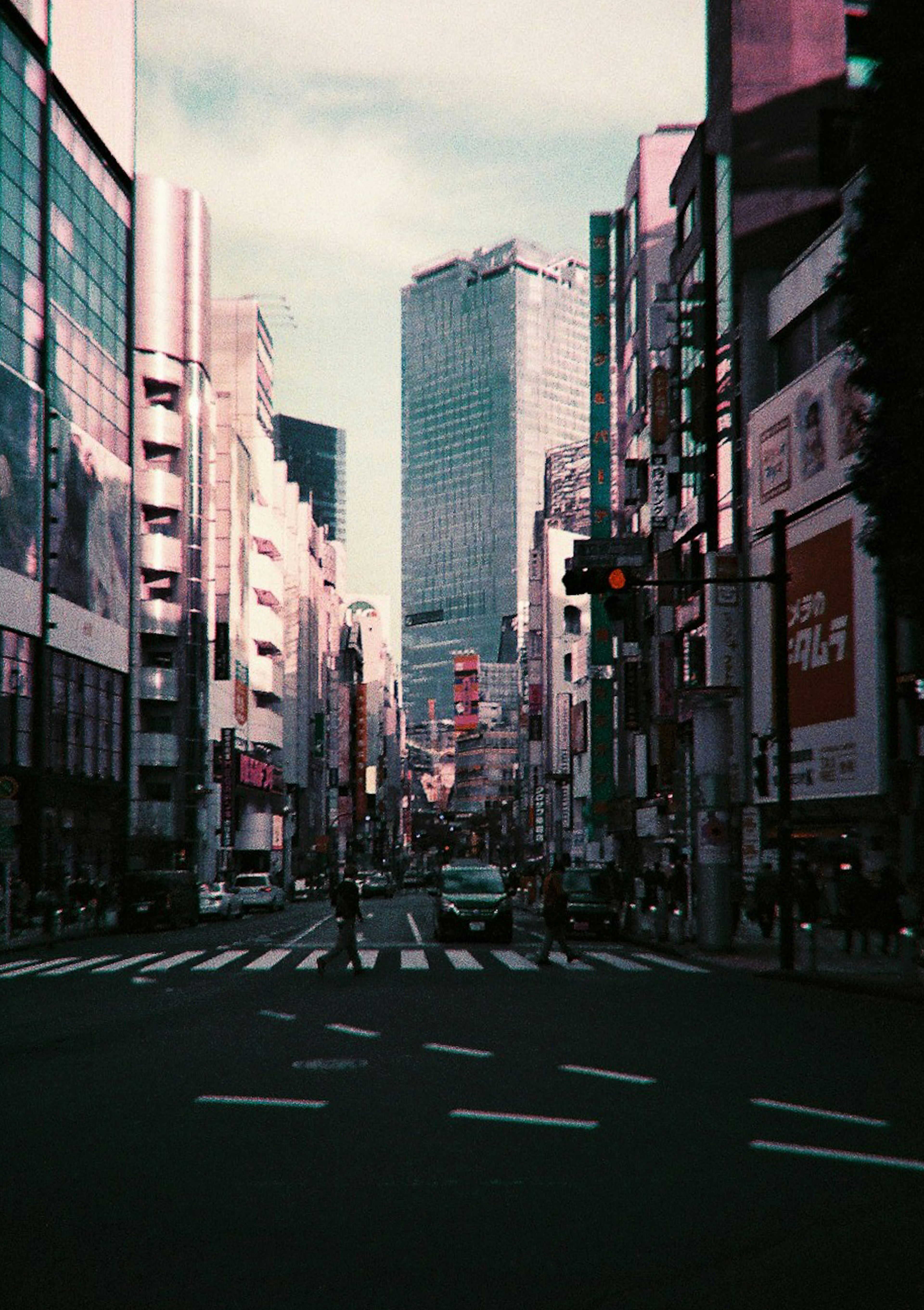 都市の交差点と高層ビルが見える風景