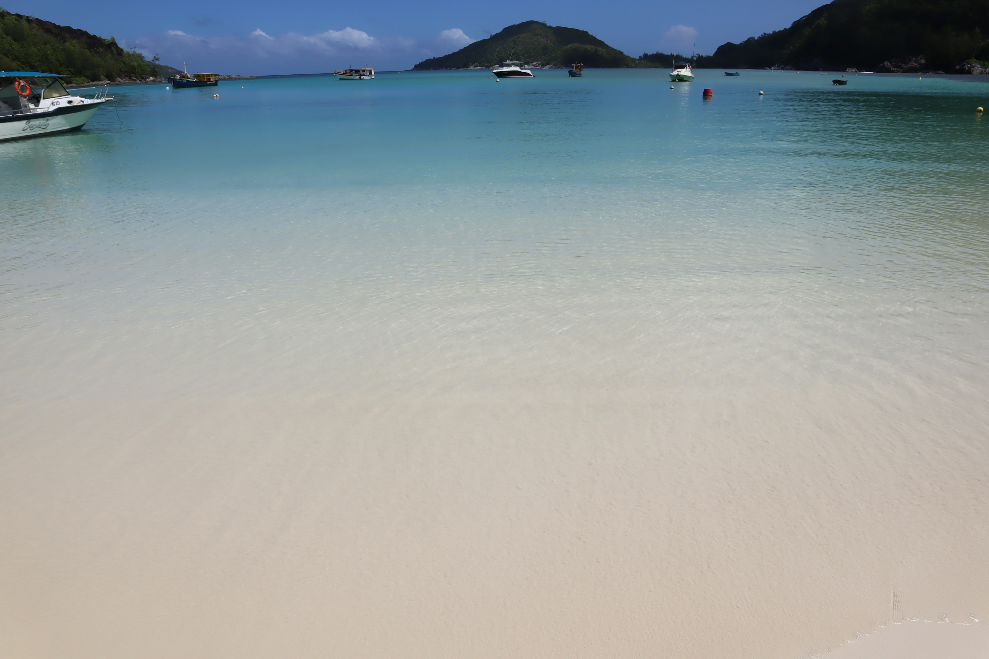 Scène de plage magnifique avec eau bleue et sable blanc