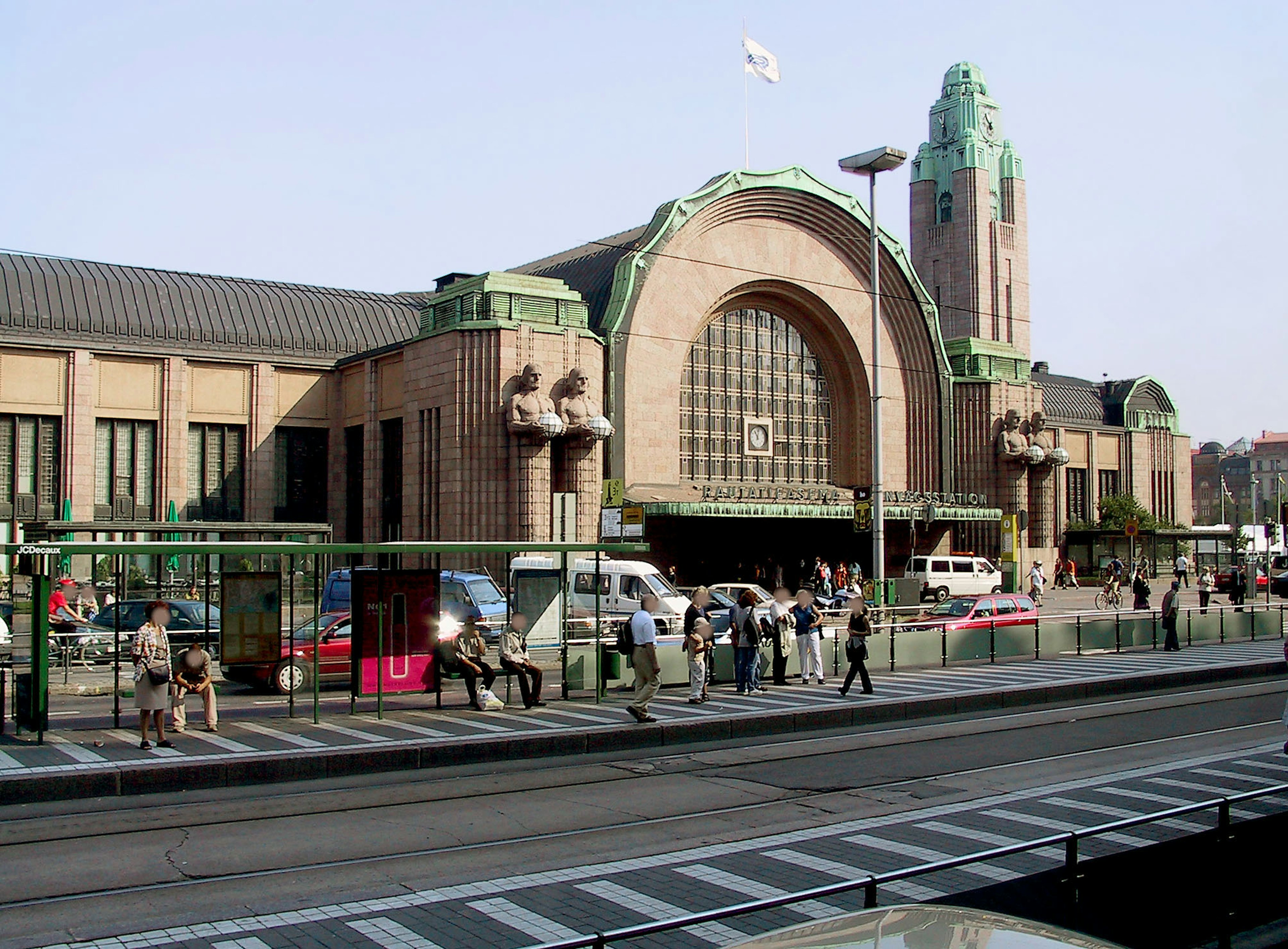 Gare de style Art Déco avec des caractéristiques architecturales uniques