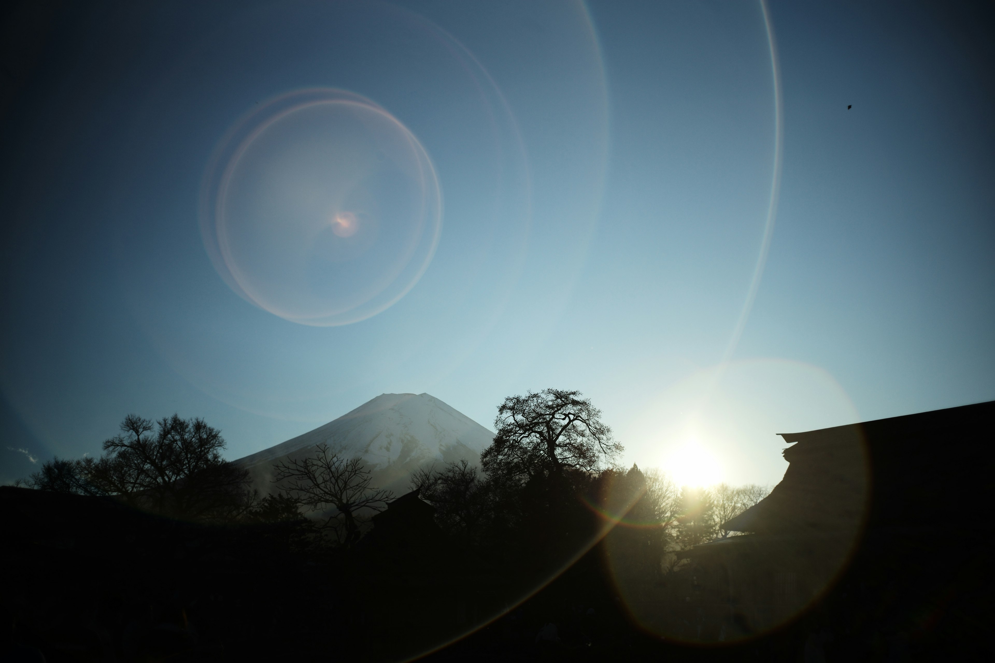 山と朝日が映える美しい風景