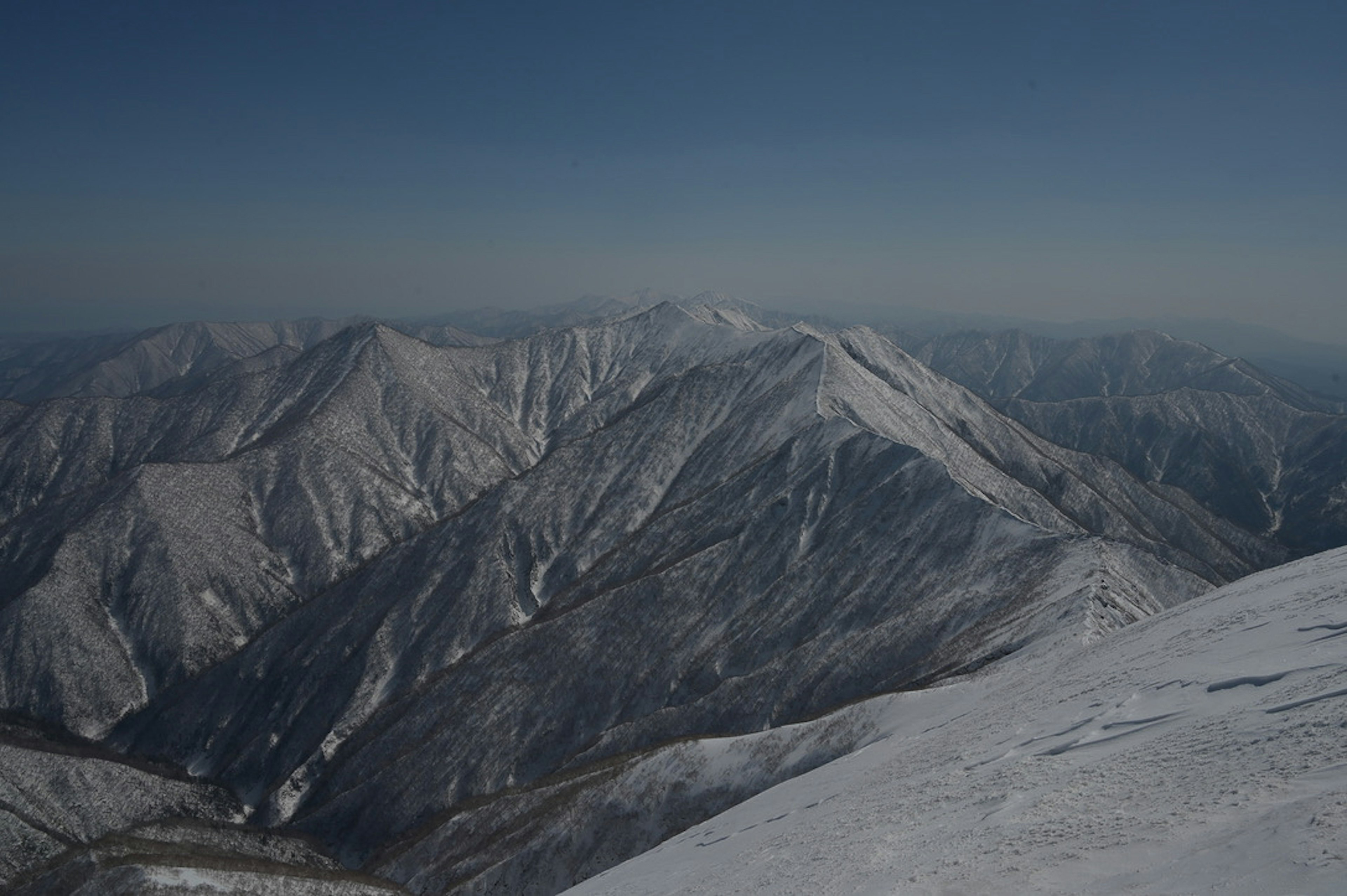 Majestätische Aussicht auf schneebedeckte Berge unter einem klaren blauen Himmel