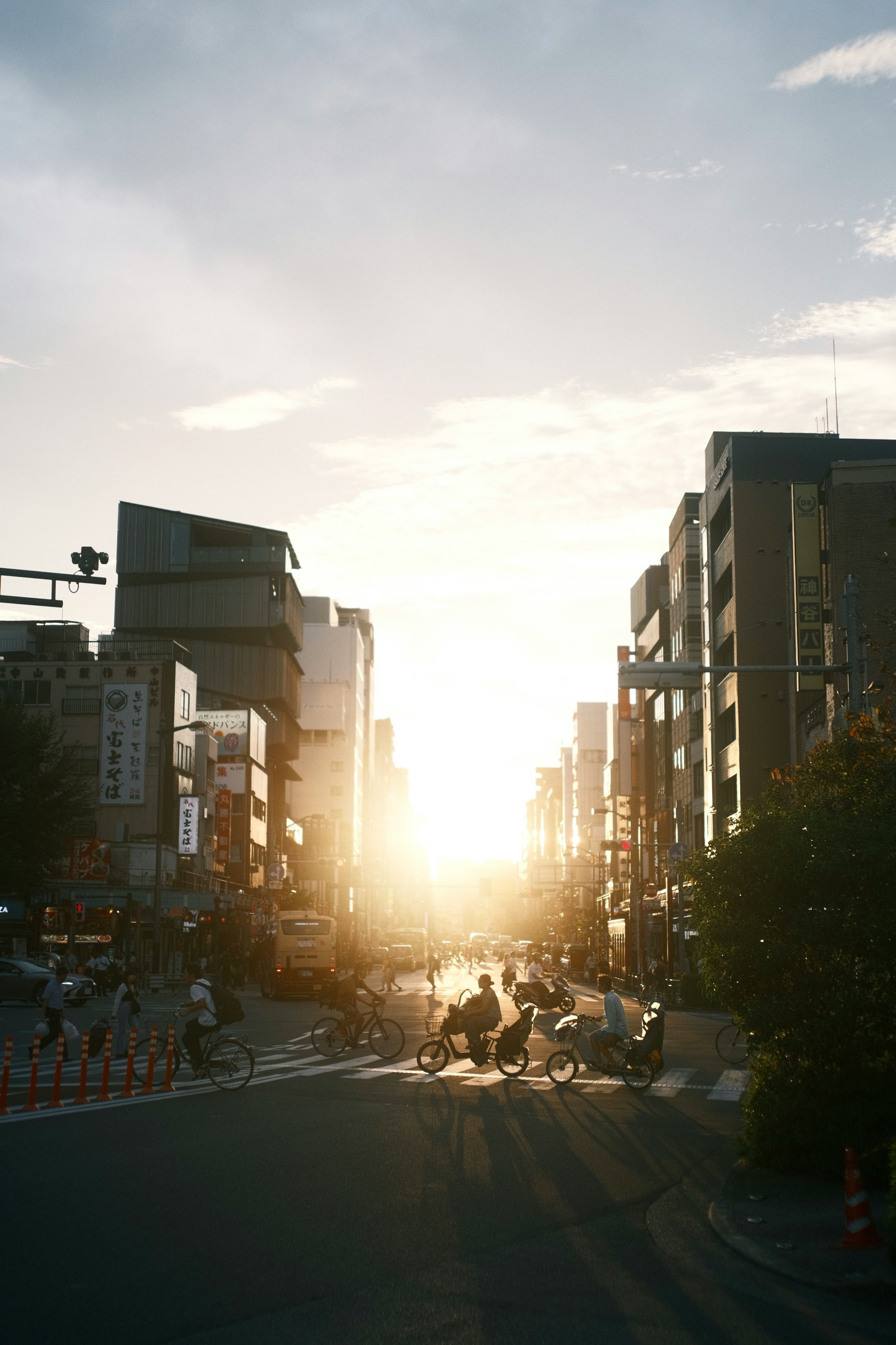 Escena urbana con el atardecer iluminando los edificios y la carretera