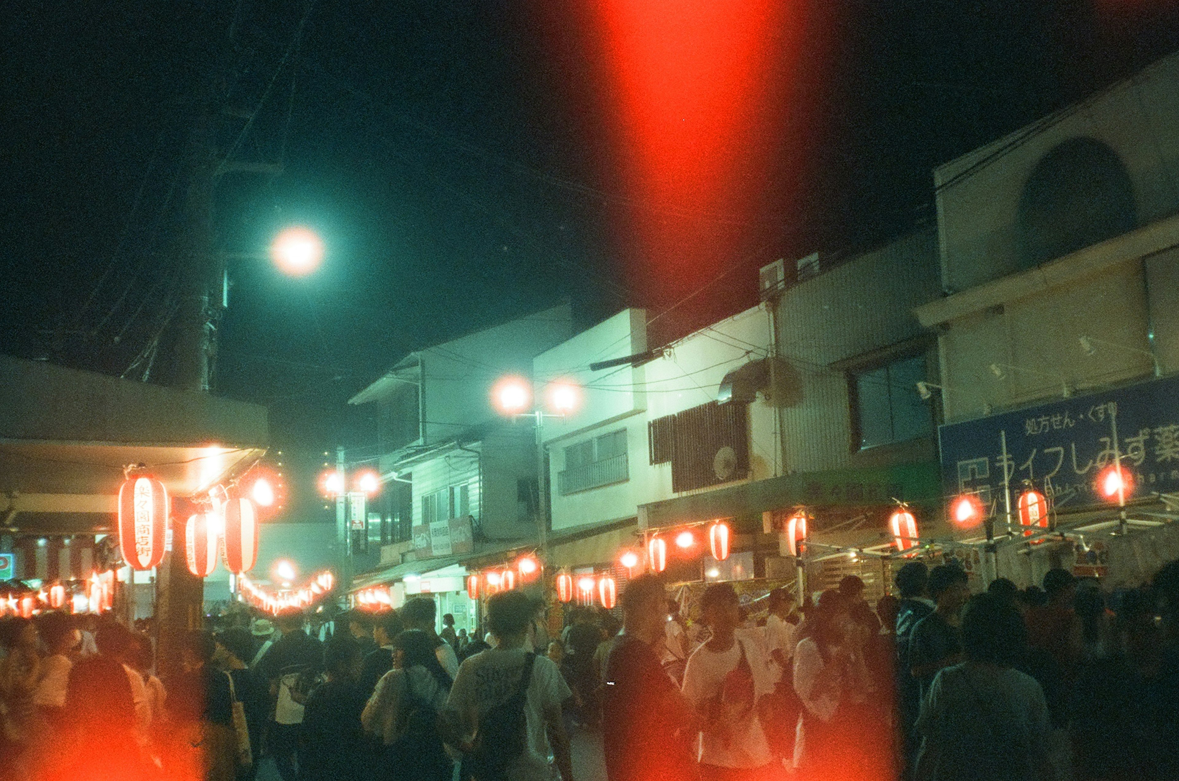 Jalan ramai saat festival malam dengan lentera bercahaya