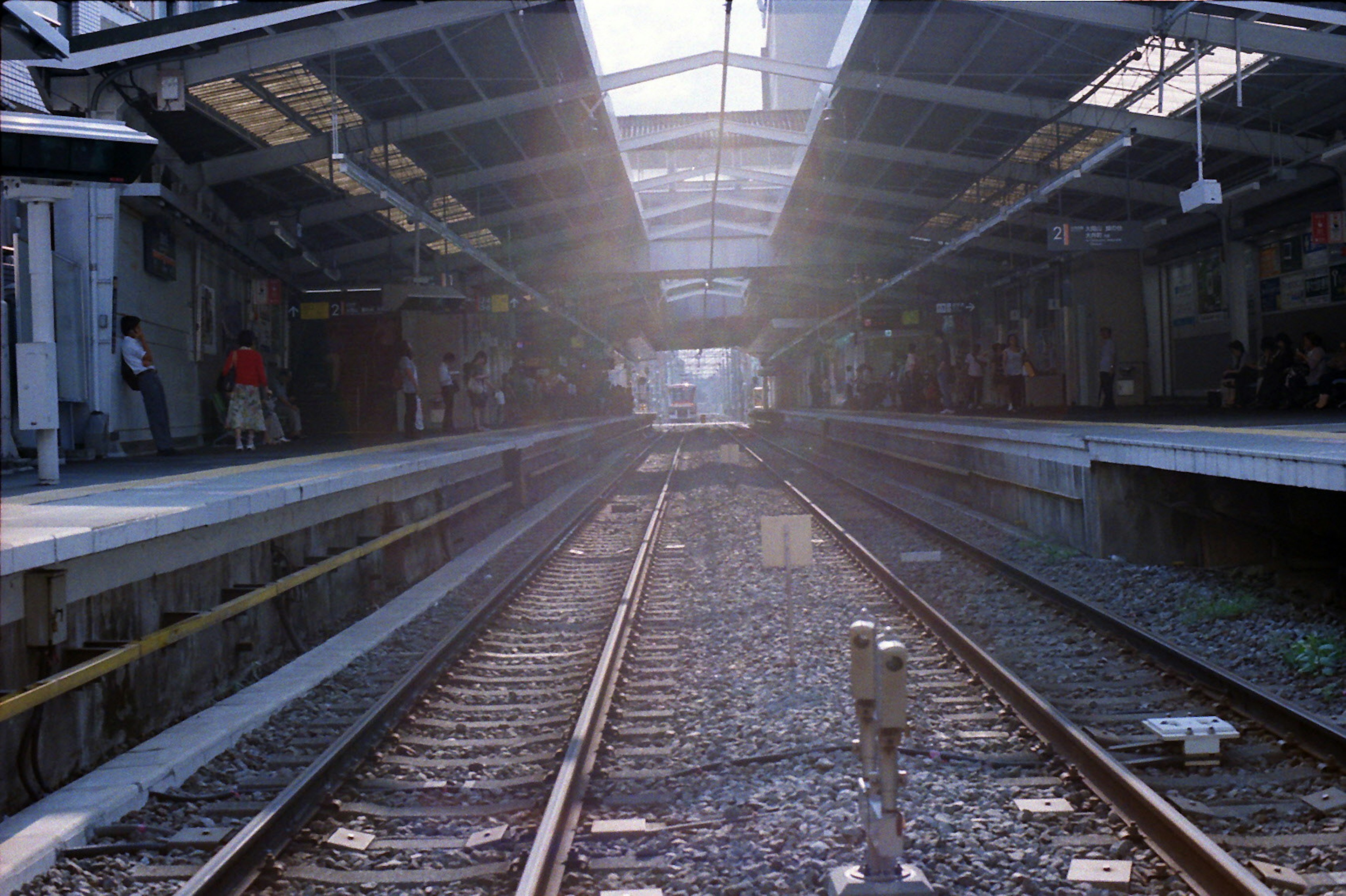 Ansicht einer Bahnhofplattform und Eisenbahnschienen