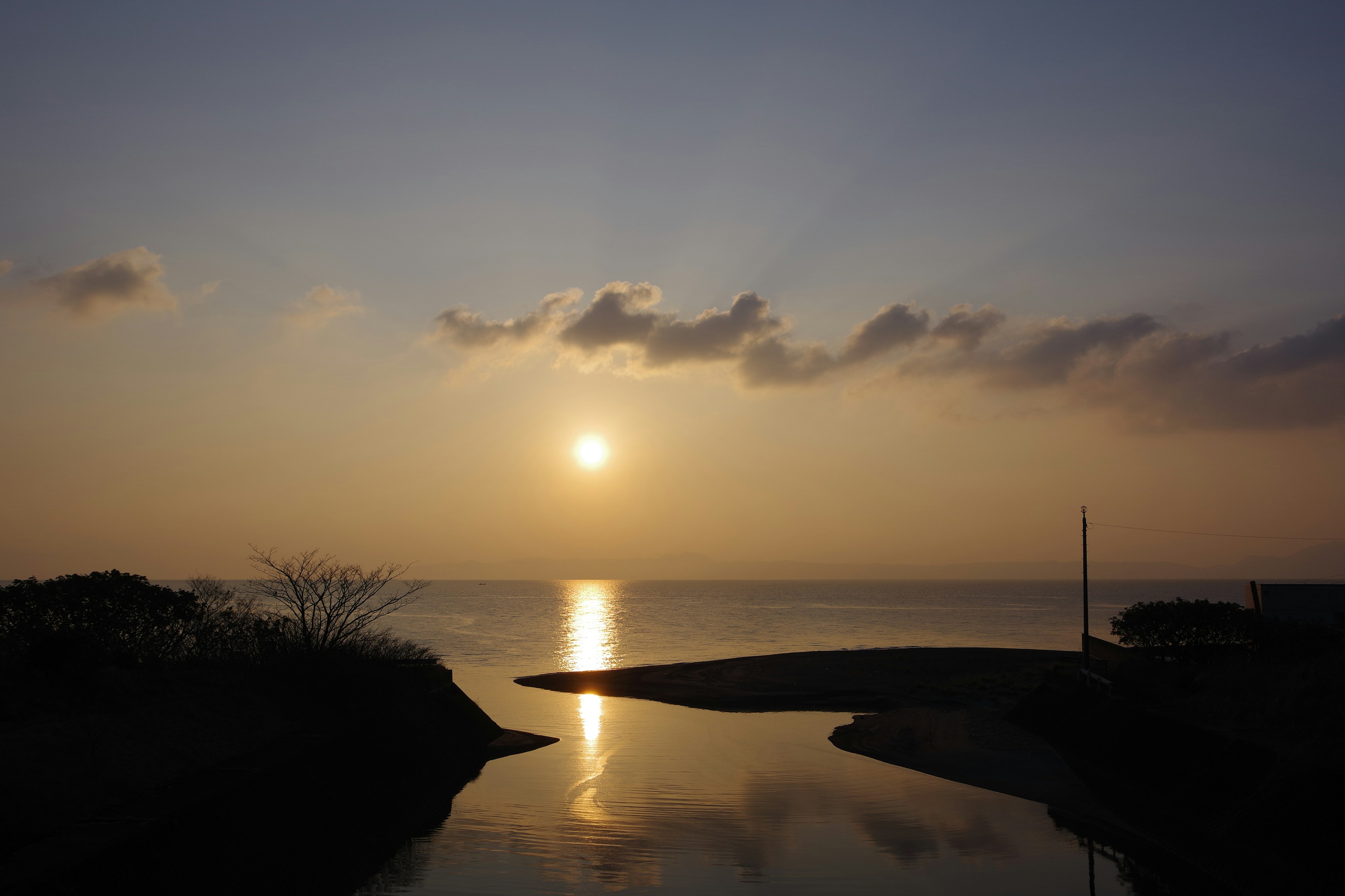 Paesaggio marino sereno con un bel tramonto