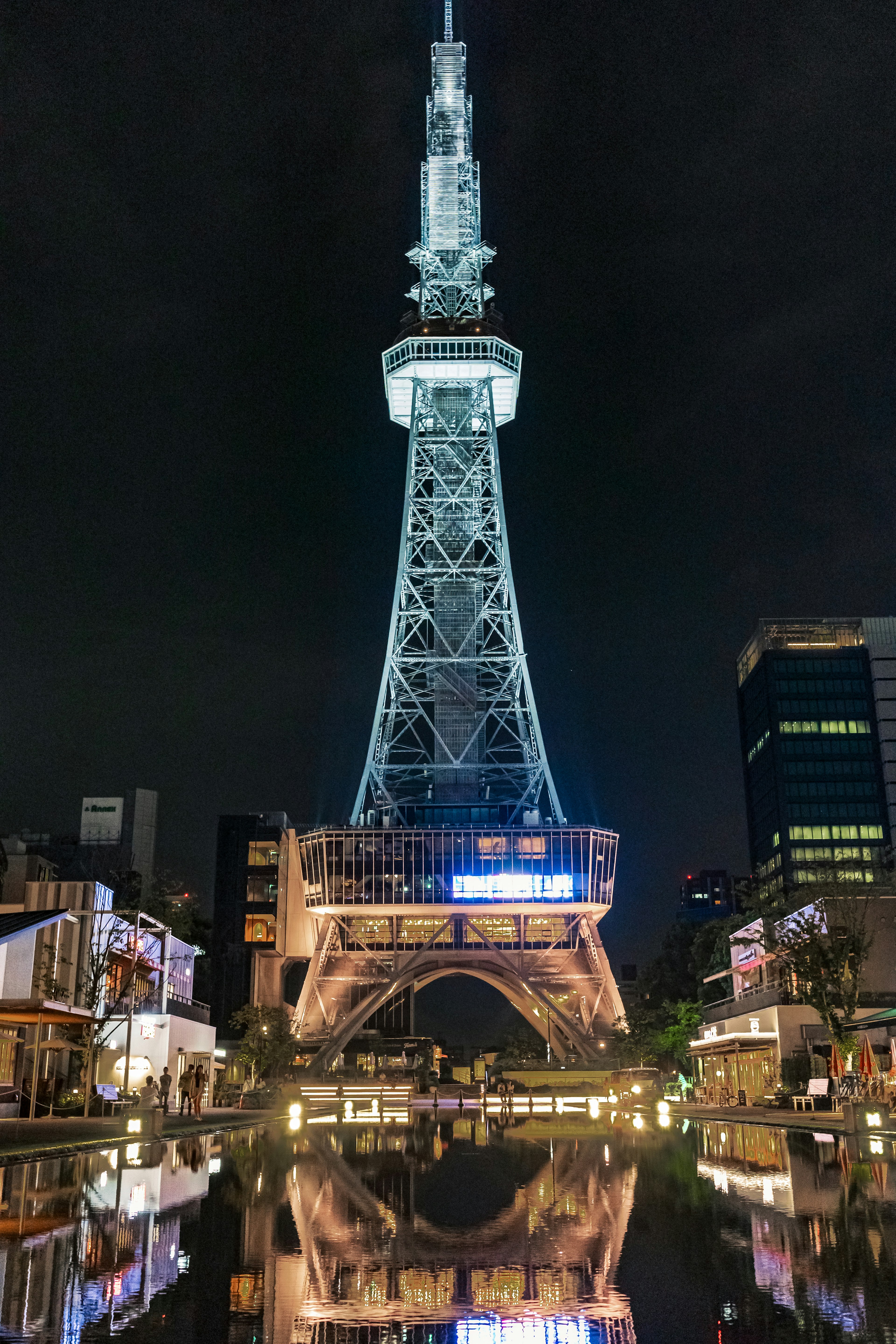 名古屋テレビ塔の夜景と水面に映る美しい光