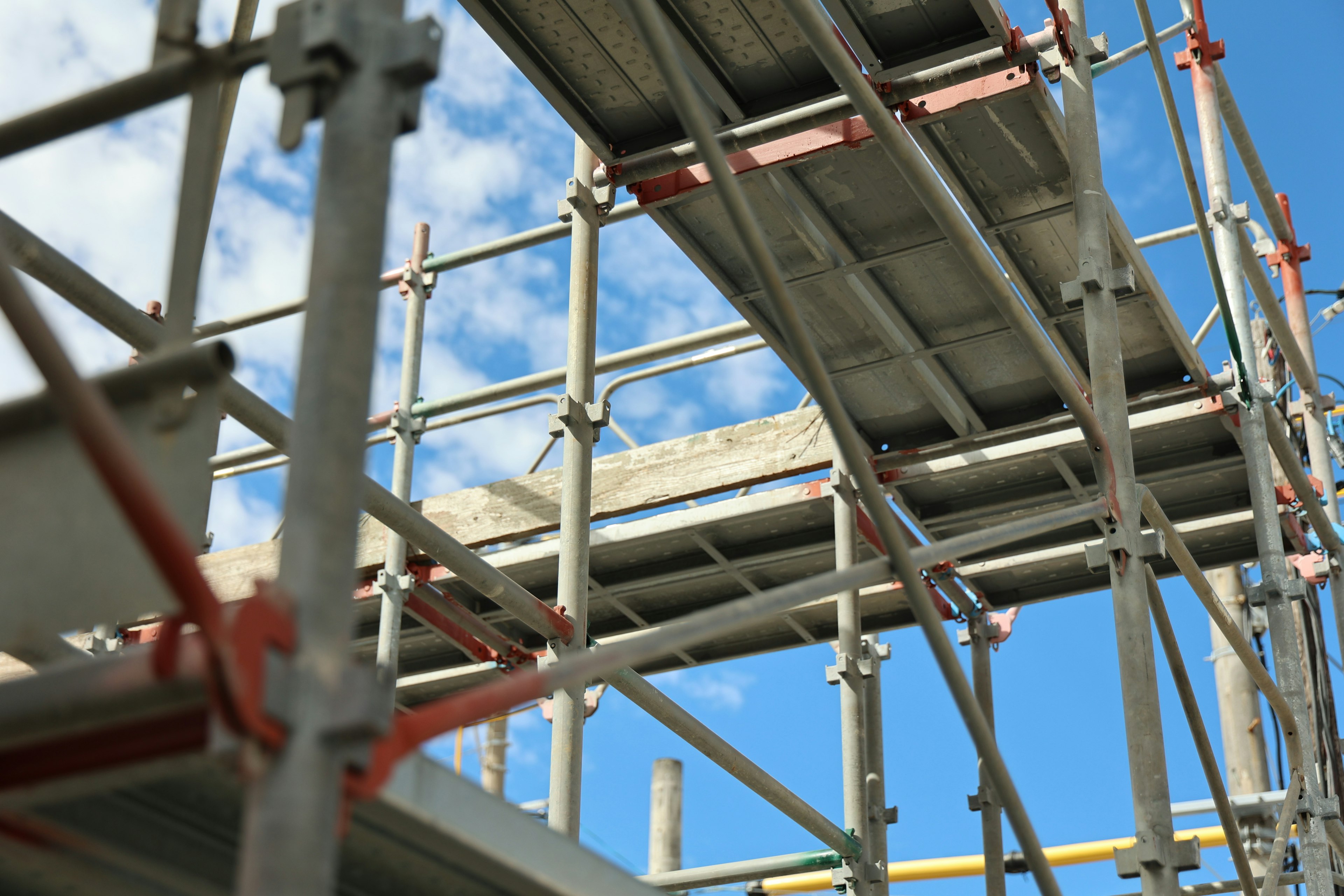 Estructura de andamiaje de construcción bajo un cielo azul