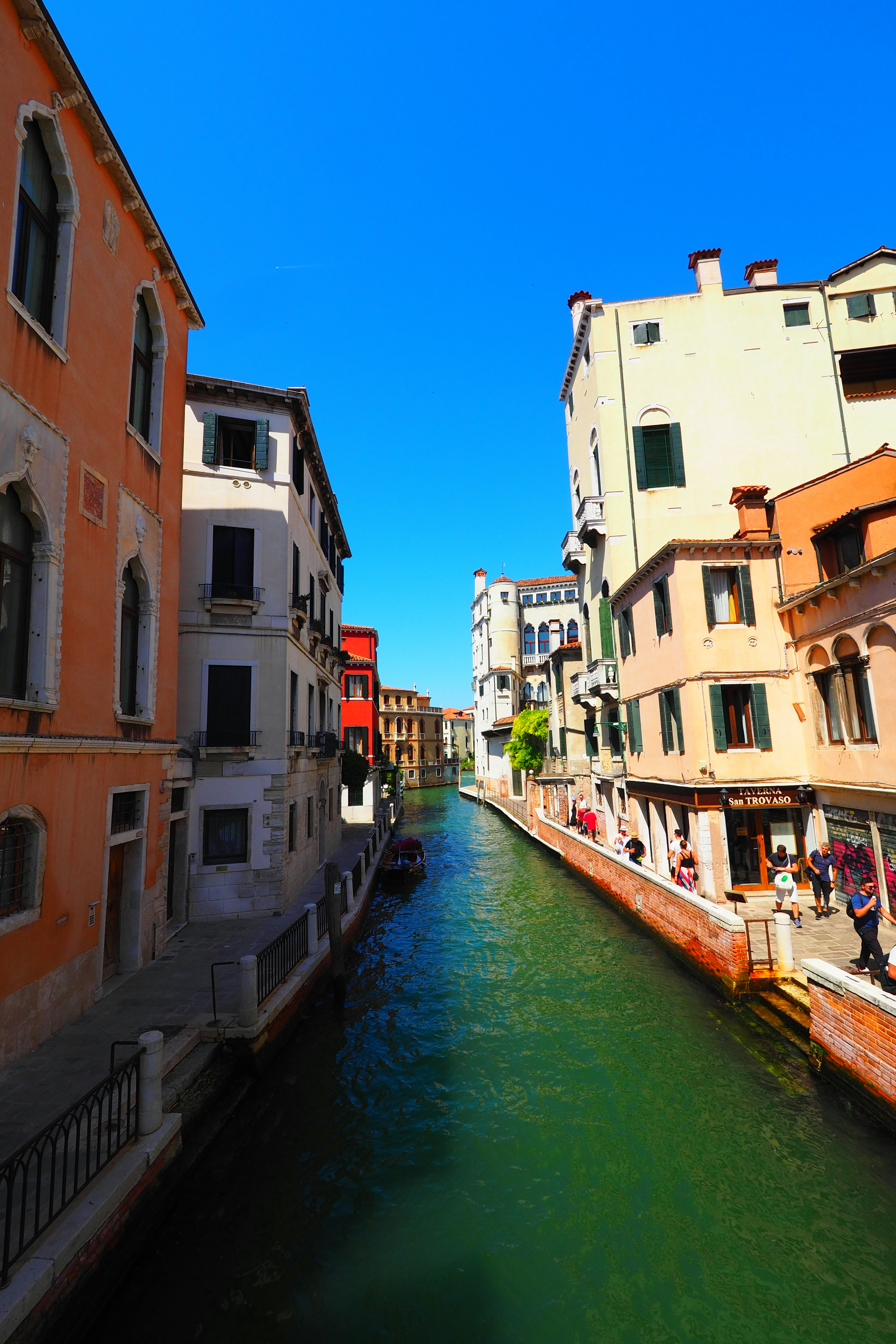 Venedig Kanal mit historischen Gebäuden unter einem klaren blauen Himmel