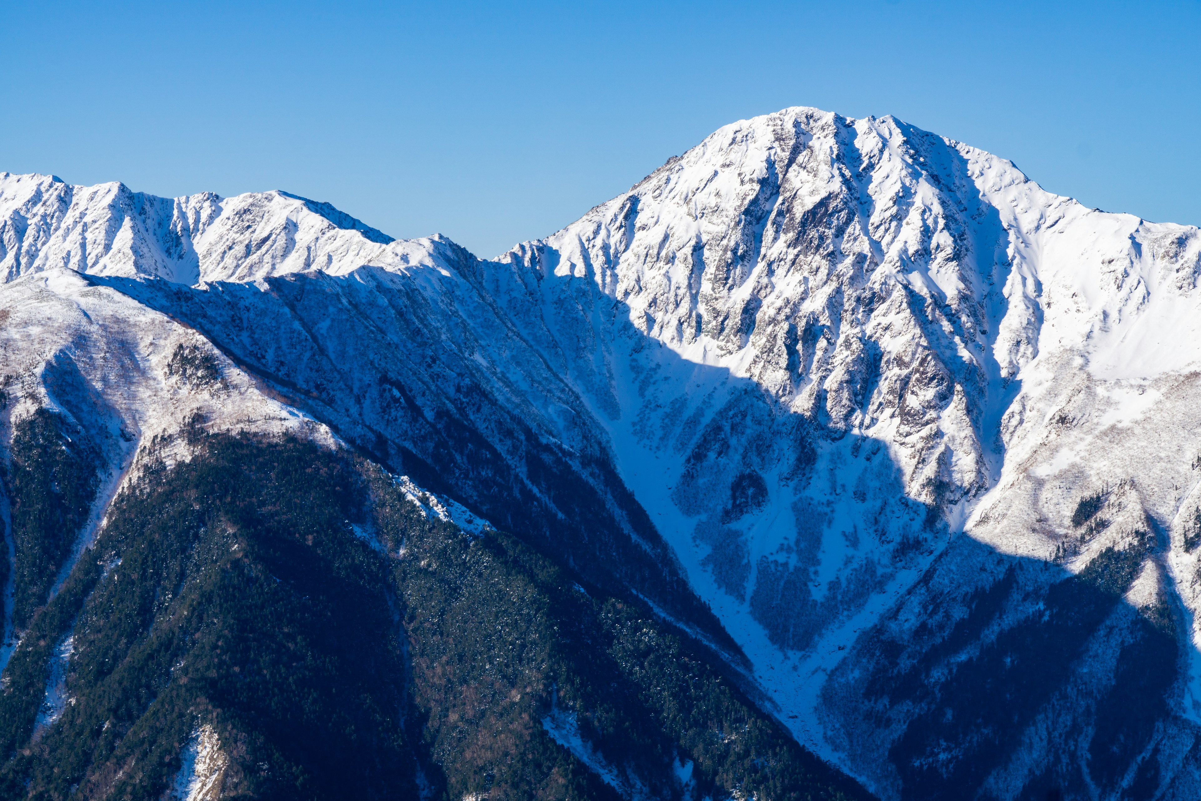 Schneebedeckte Berge unter einem klaren blauen Himmel