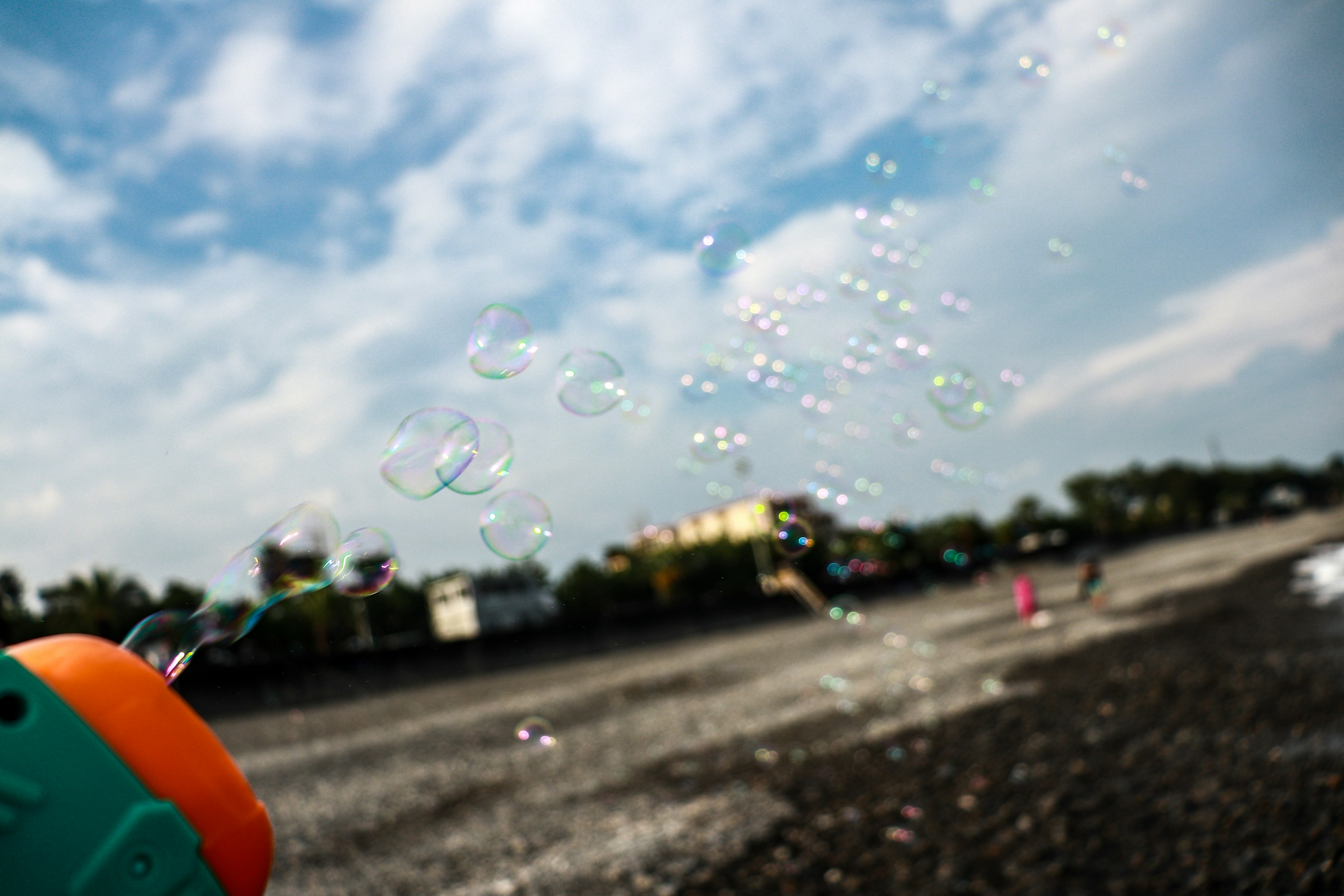 Bulles colorées flottant dans l'air près d'un pistolet à eau