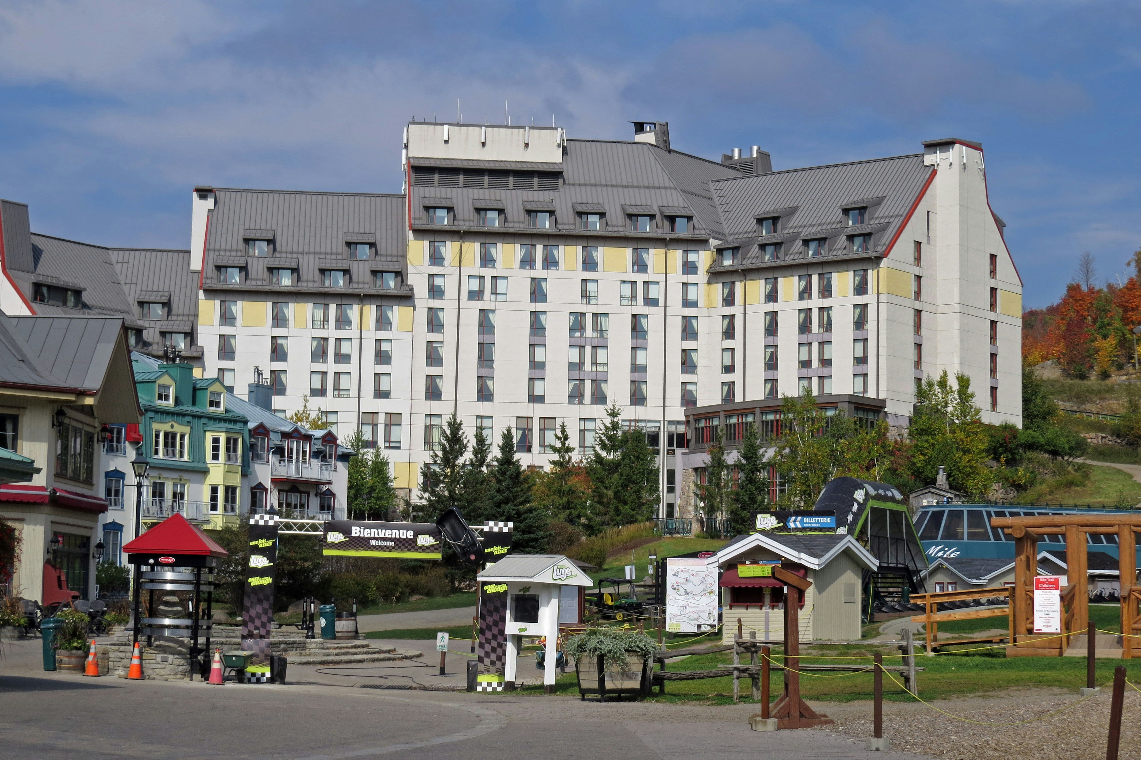 Außenansicht eines Hotels in einem Bergresort mit umliegenden Einrichtungen