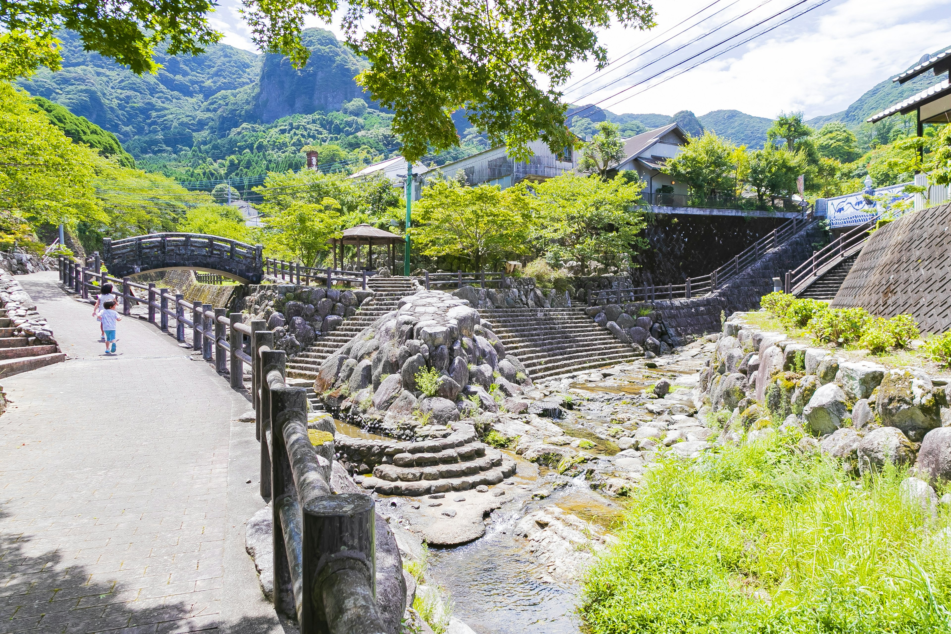 美しい自然景観と川の流れを背景にした公園の風景